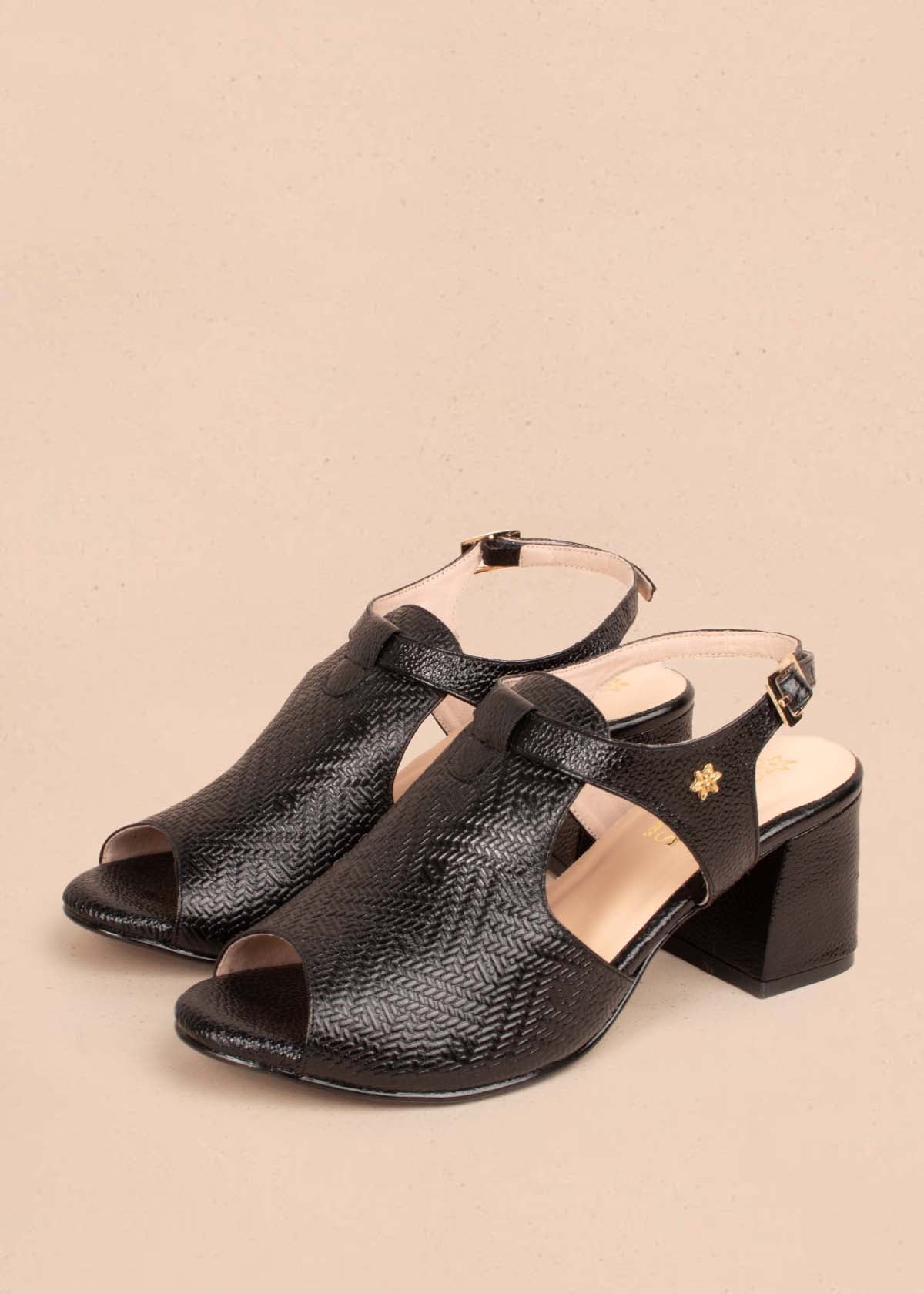 Sandalias altas en cuero color negro con textura croco 105178