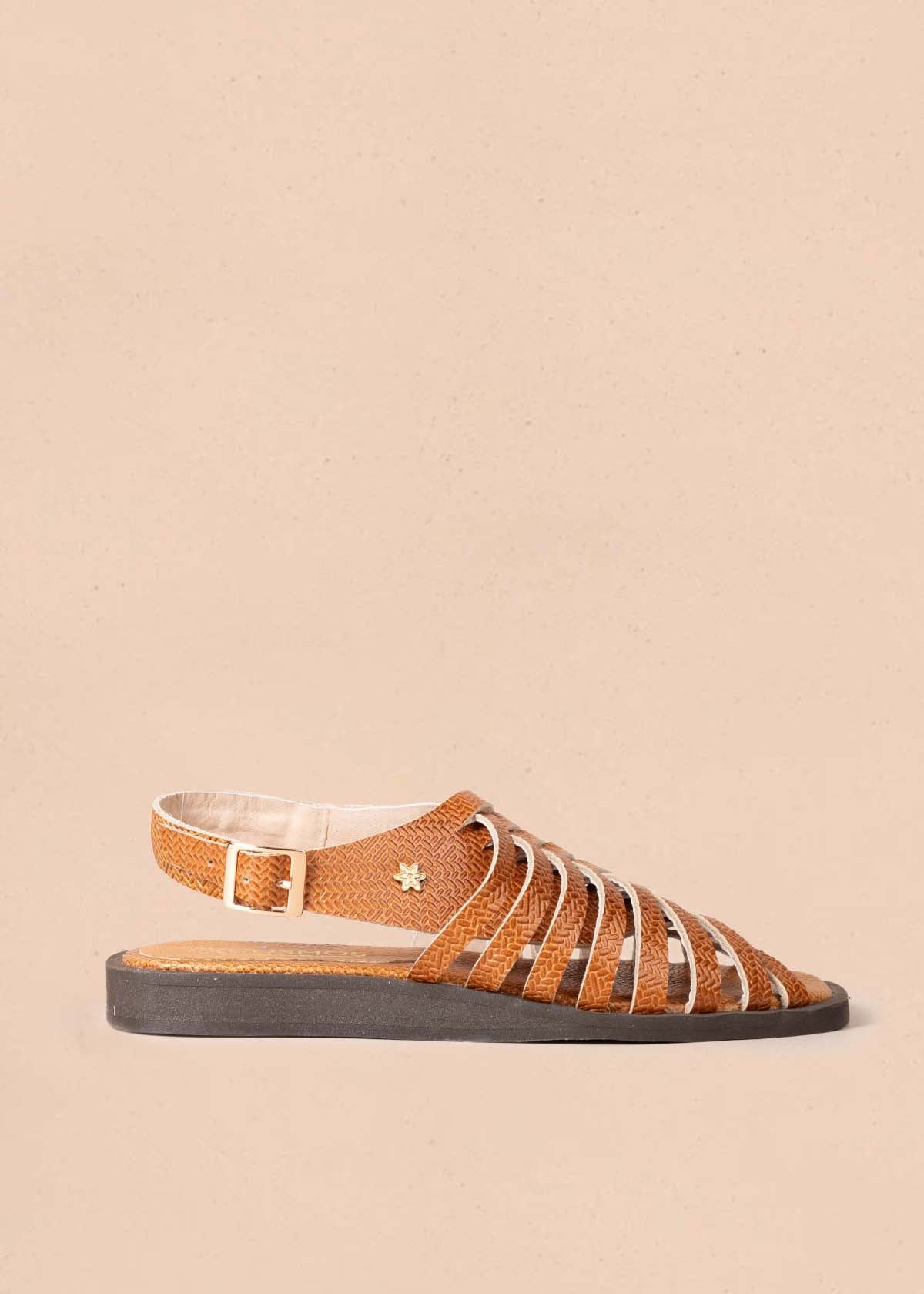 Sandalias planas en cuero color miel 105179