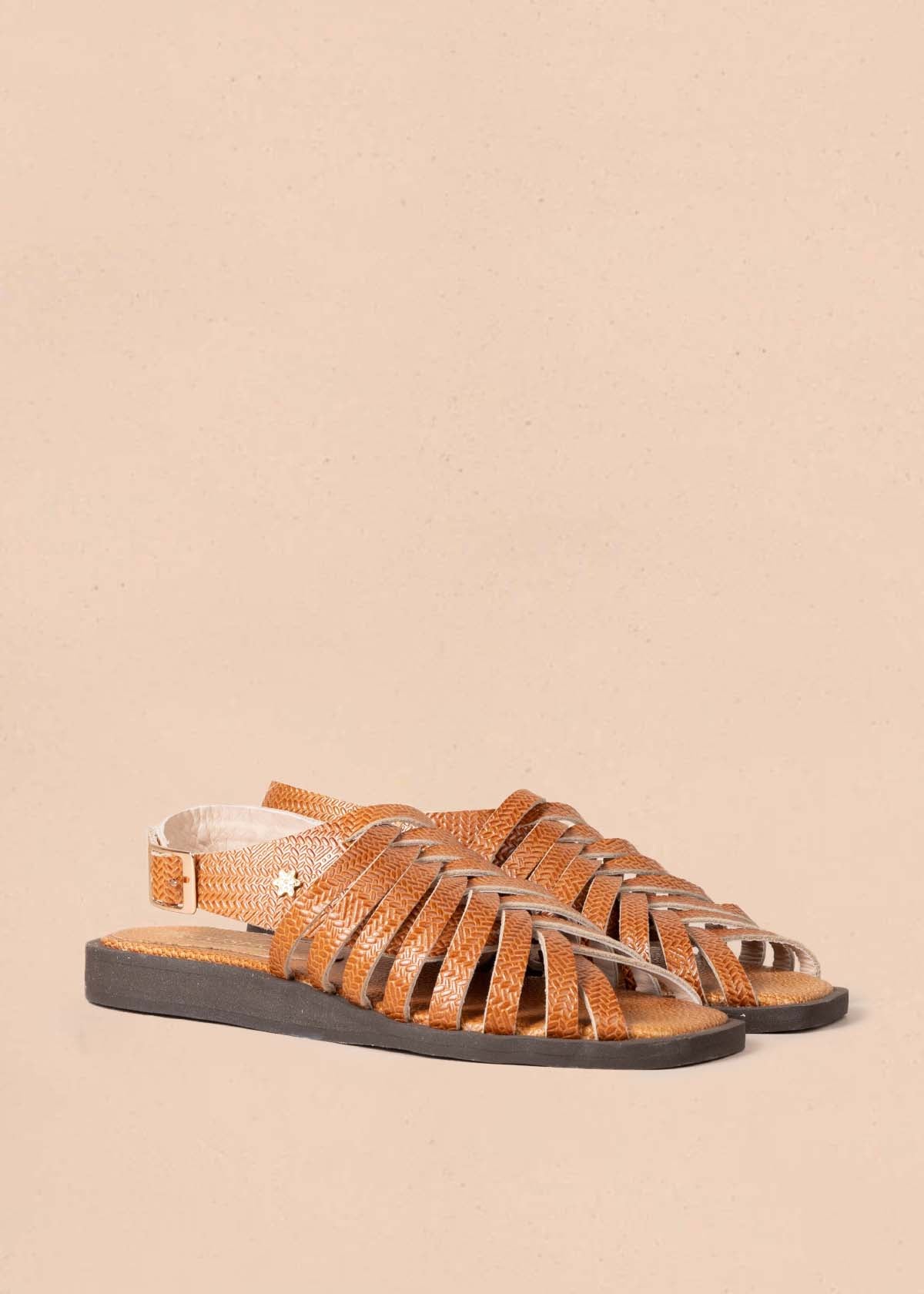 Sandalias planas en cuero color miel 105179