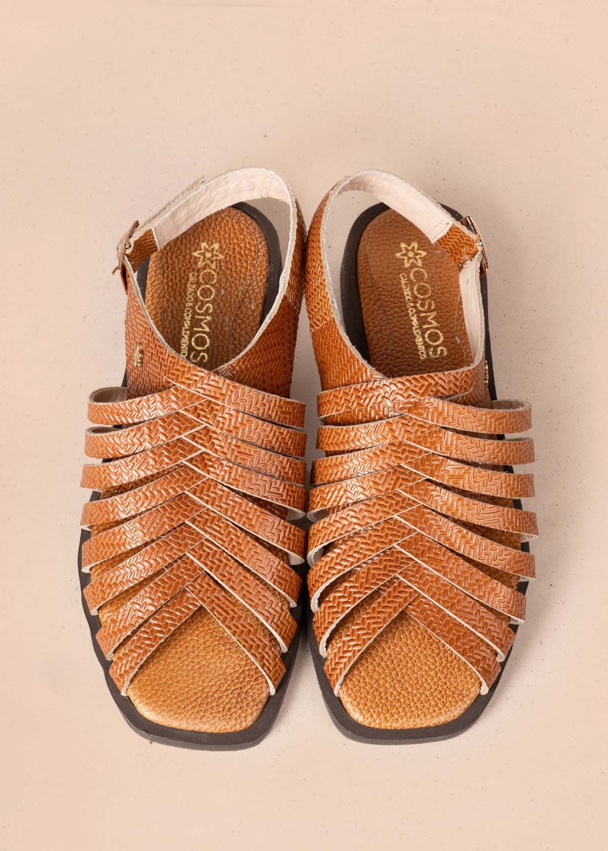 Sandalias planas en cuero color miel 105179