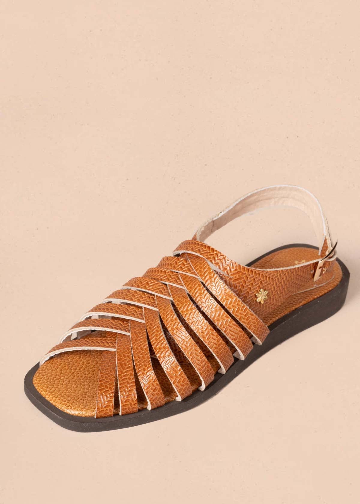 Sandalias planas en cuero color miel 105179