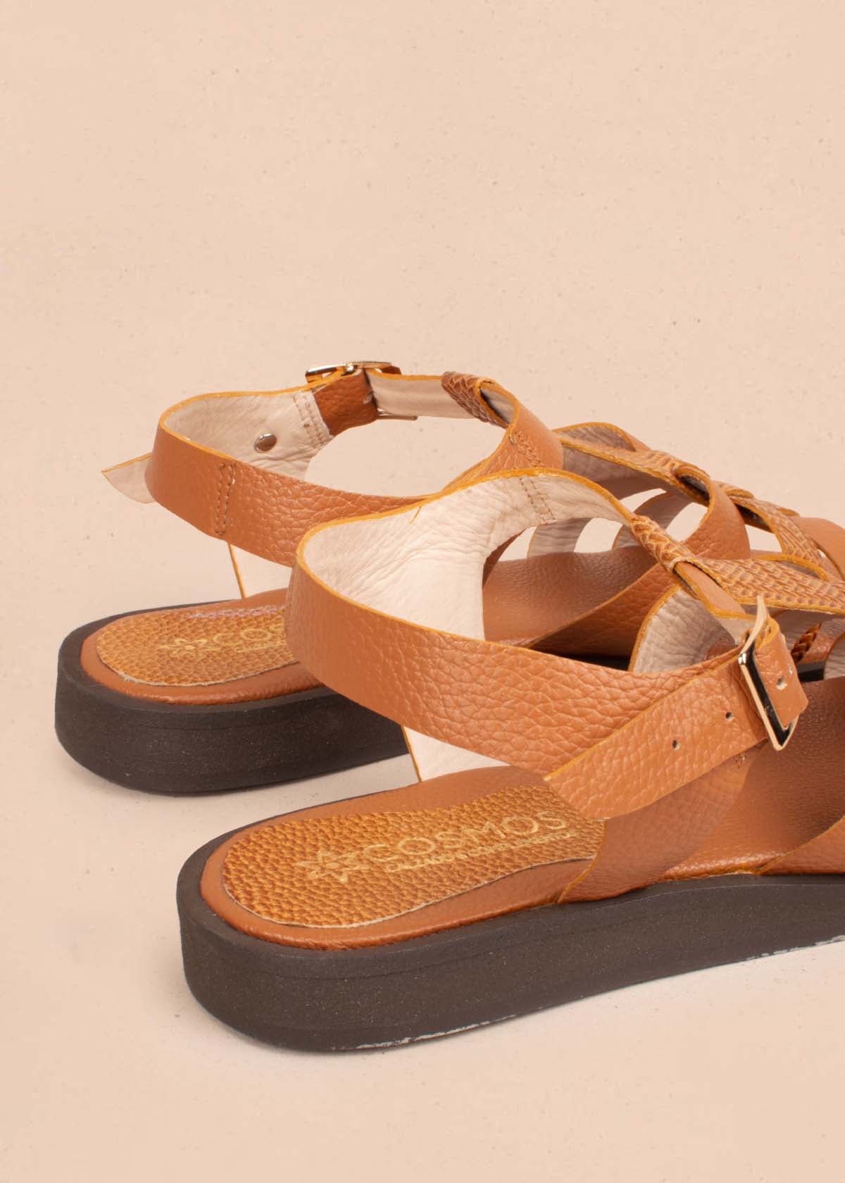 Sandalias planas cuero color miel con textura croco 105180