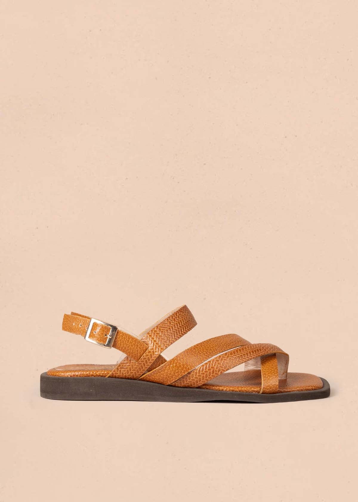 Sandalias planas en cuero color miel 105181