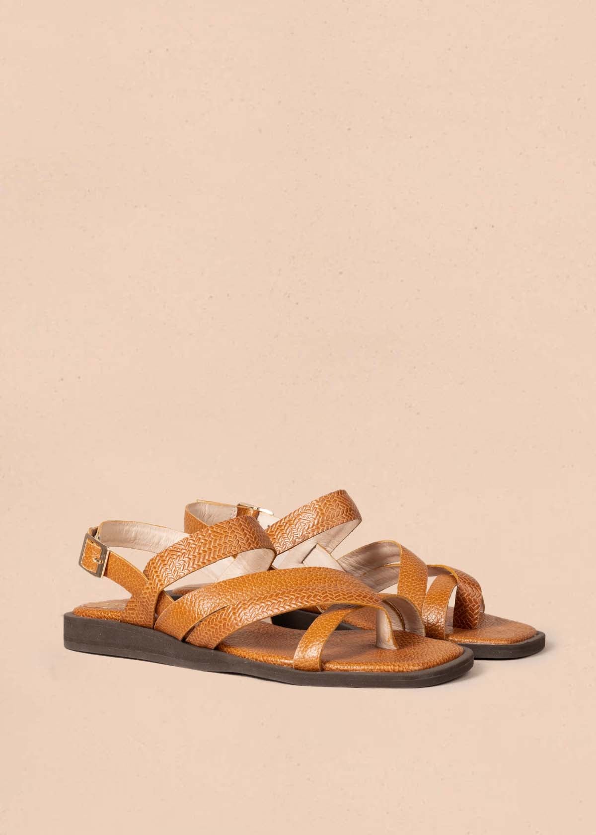 Sandalias planas en cuero color miel 105181