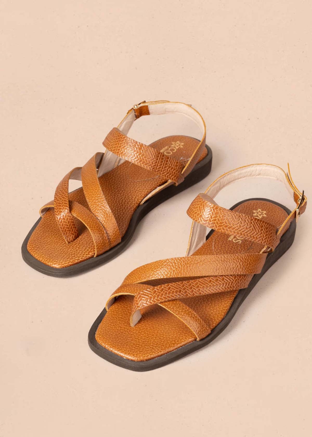 Sandalias planas en cuero color miel 105181