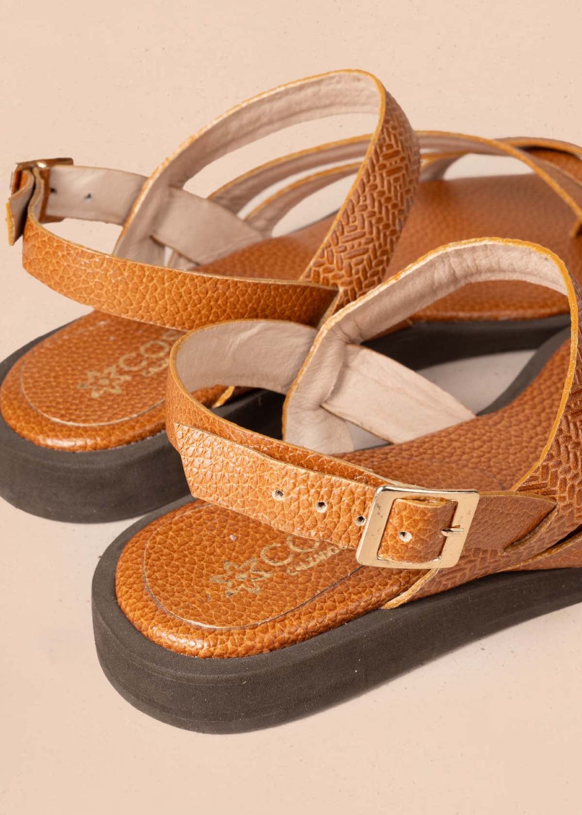 Sandalias planas en cuero color miel 105181