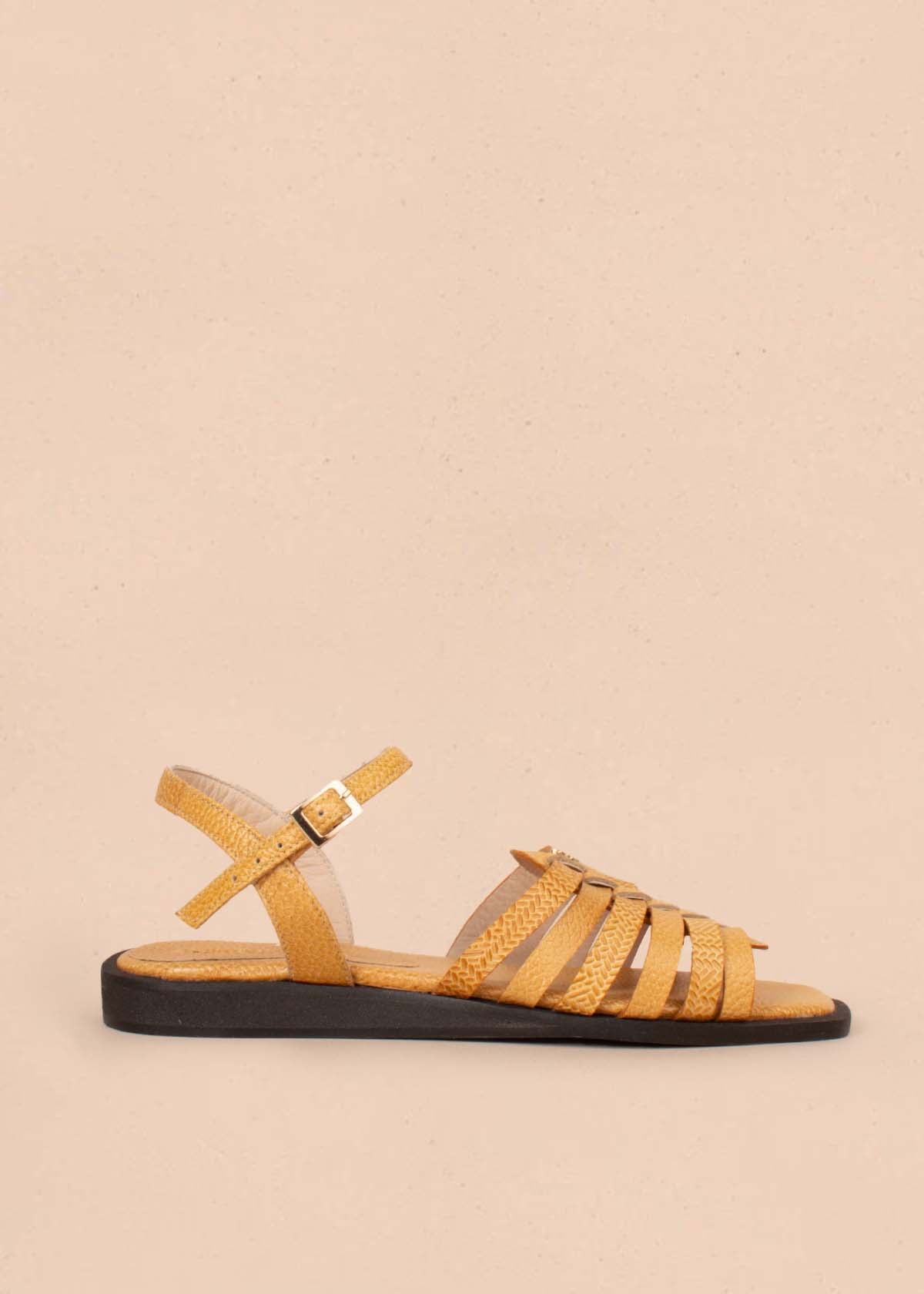 Sandalias planas en cuero color mostaza 105182