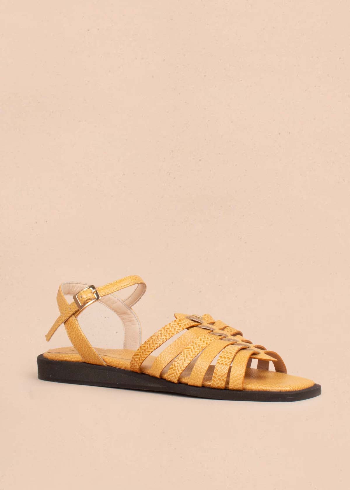 Sandalias planas en cuero color mostaza 105182