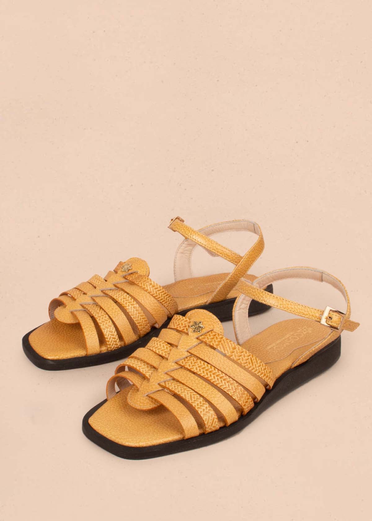 Sandalias planas en cuero color mostaza 105182