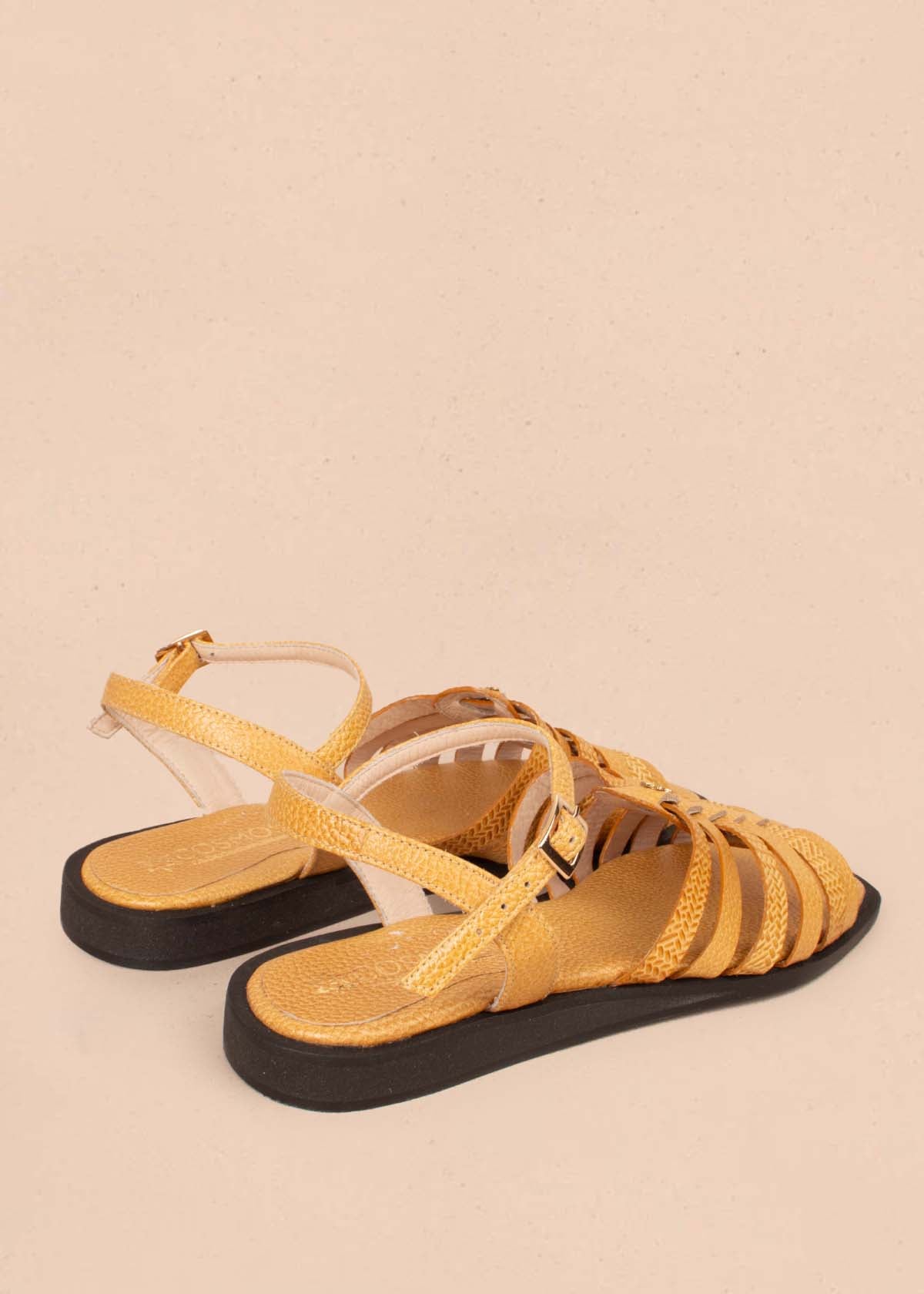 Sandalias planas en cuero color mostaza 105182