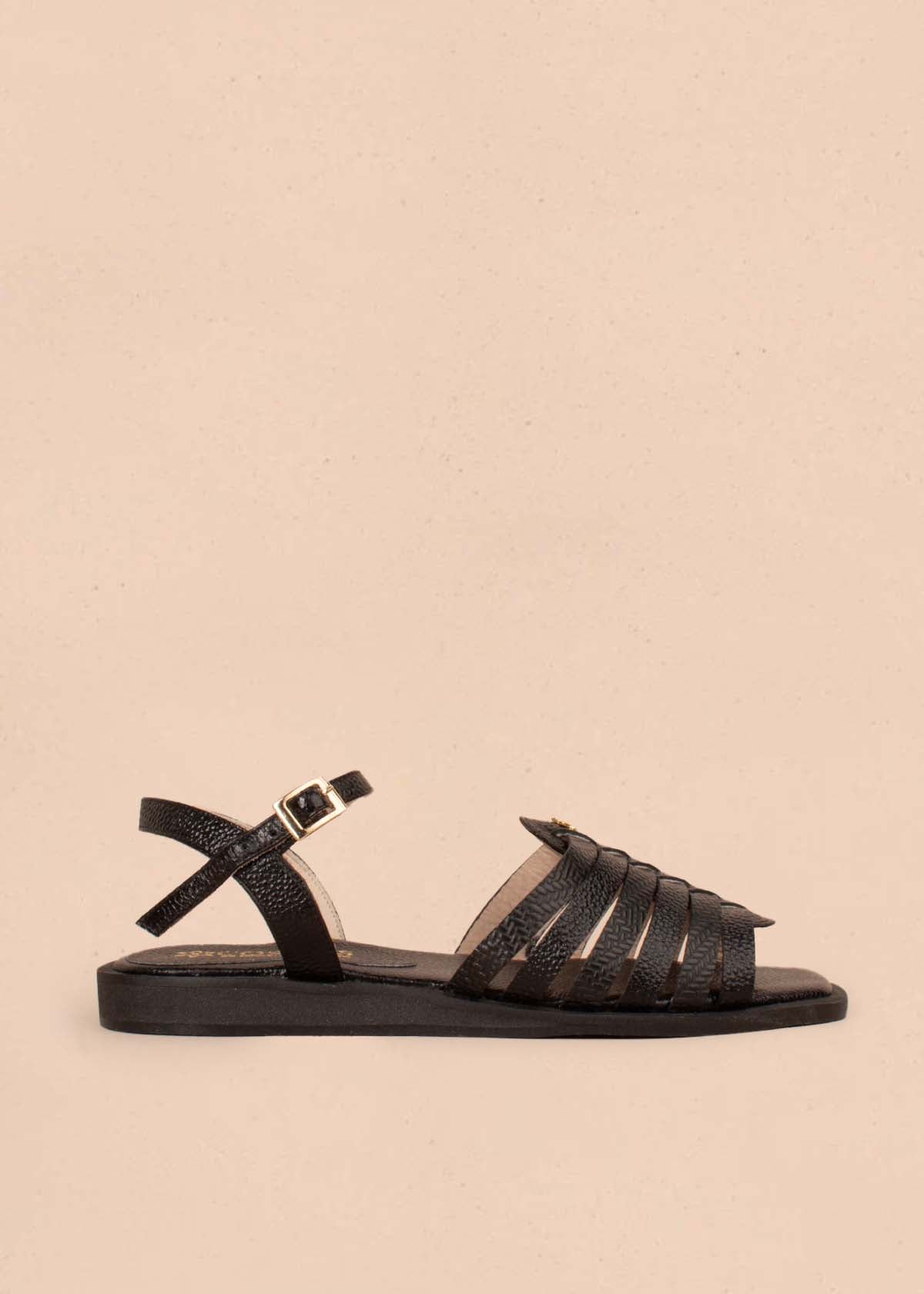 Sandalias planas en cuero color negro 105182