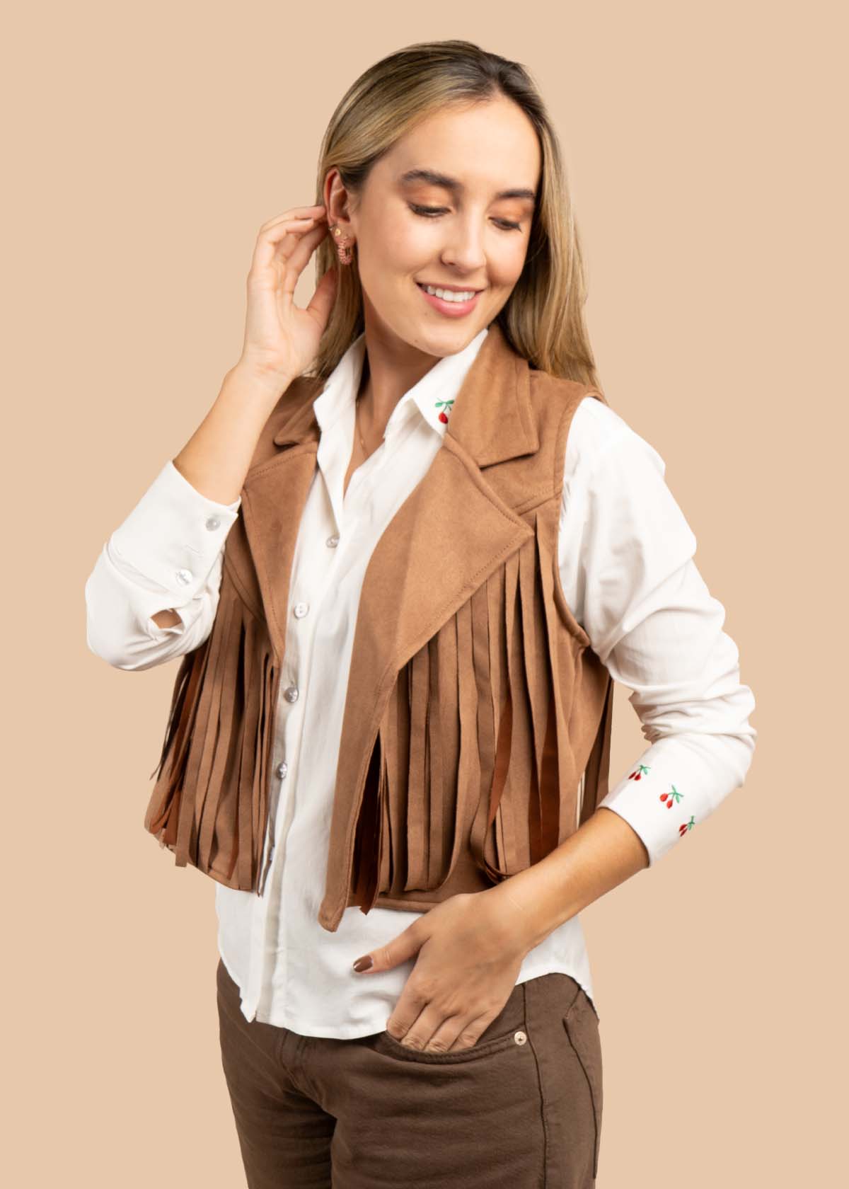 Chaleco color café con flecos 105192