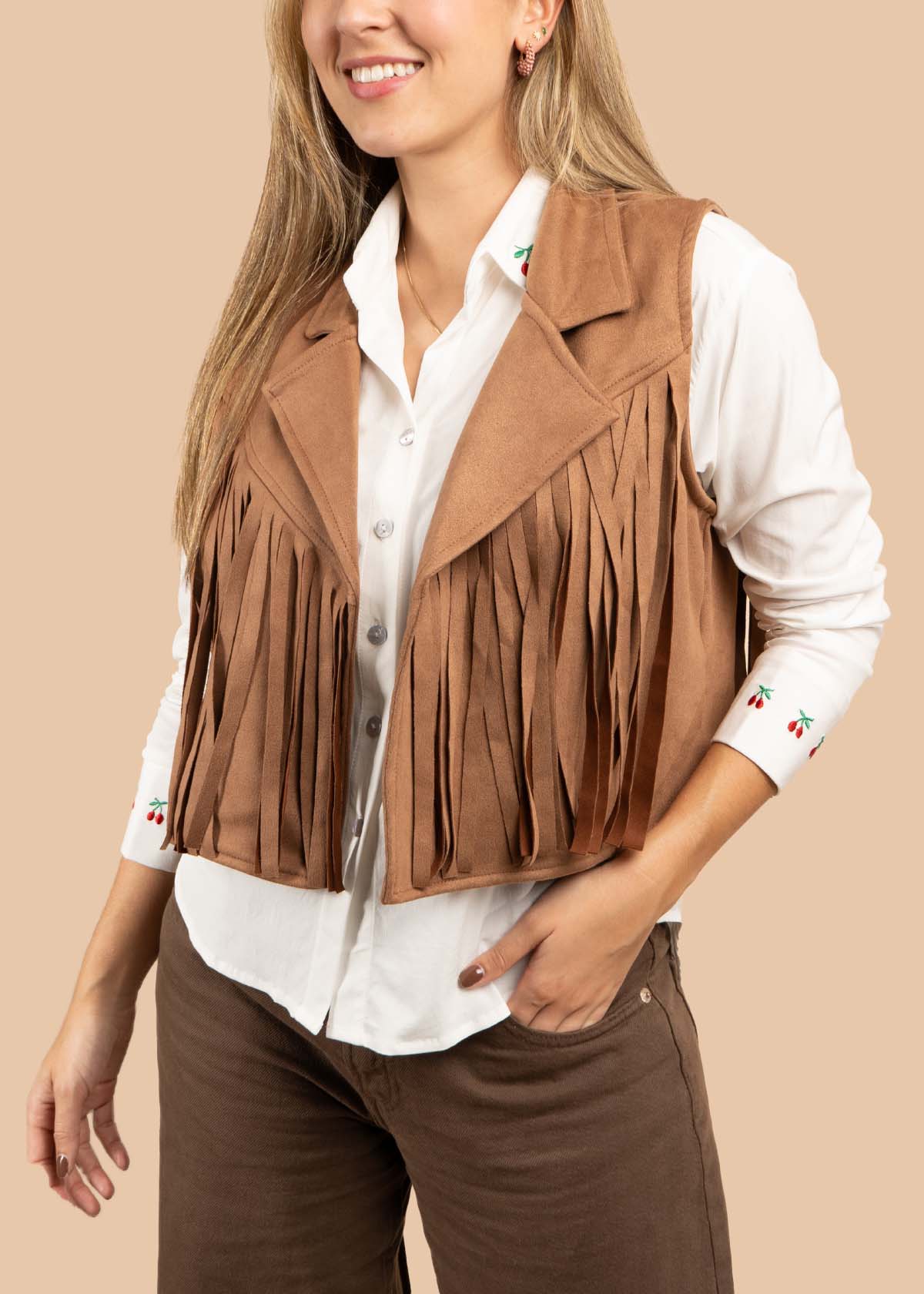 Chaleco color café con flecos 105192