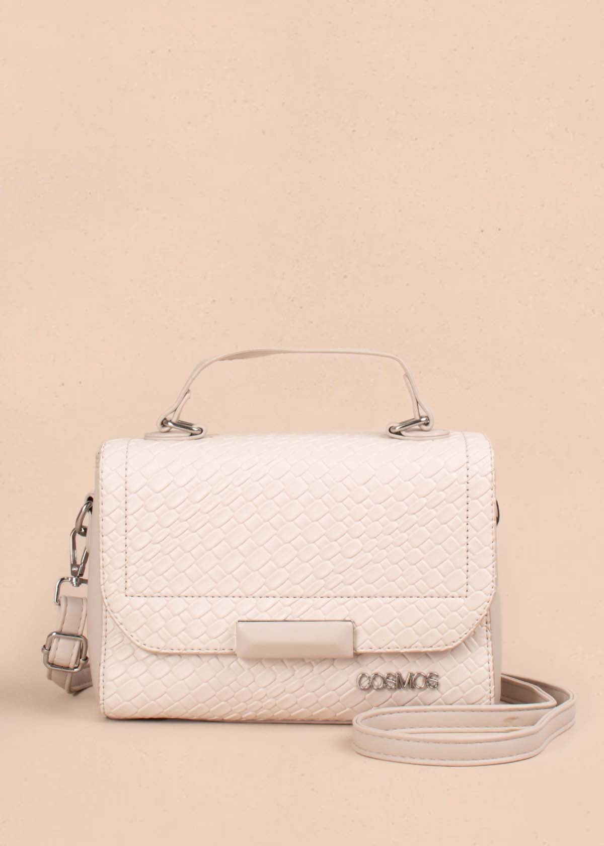 Bolso tipo bandolera color beige con textura croco 105257