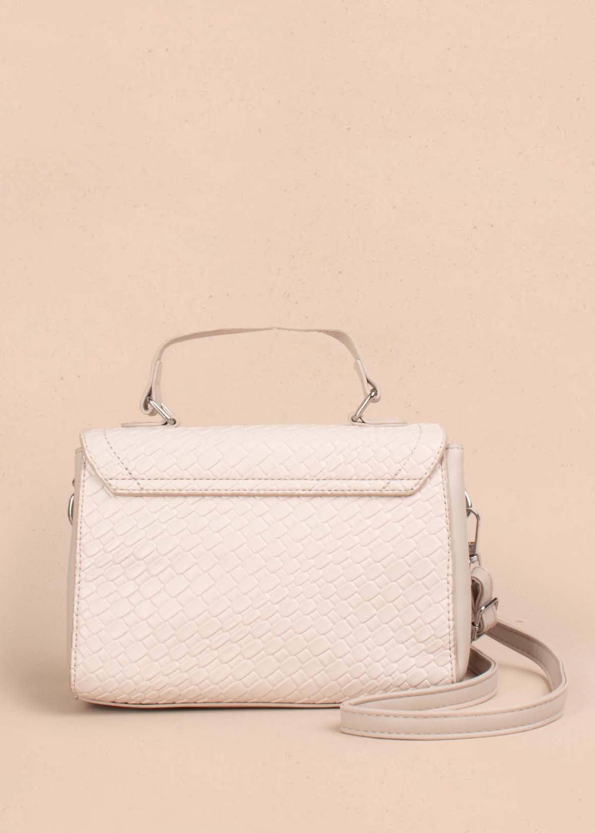 Bolso tipo bandolera color beige con textura croco 105257