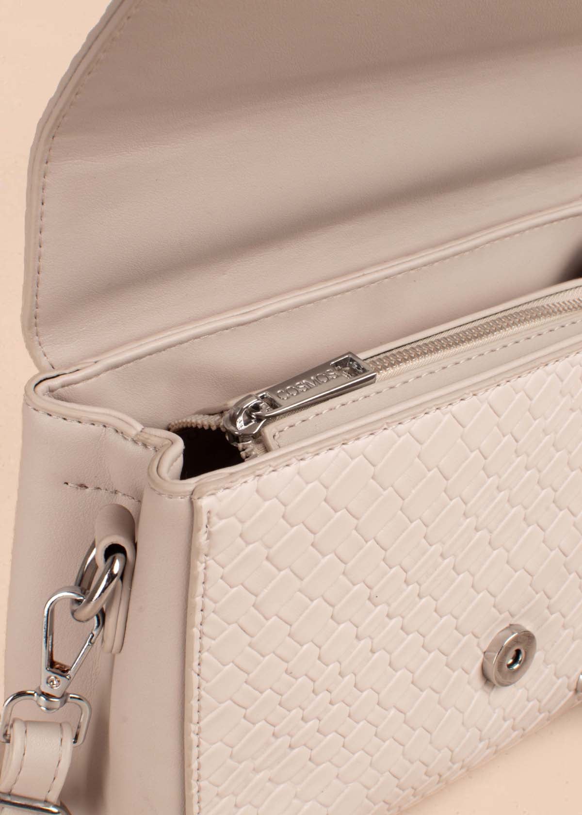 Bolso tipo bandolera color beige con textura croco 105257