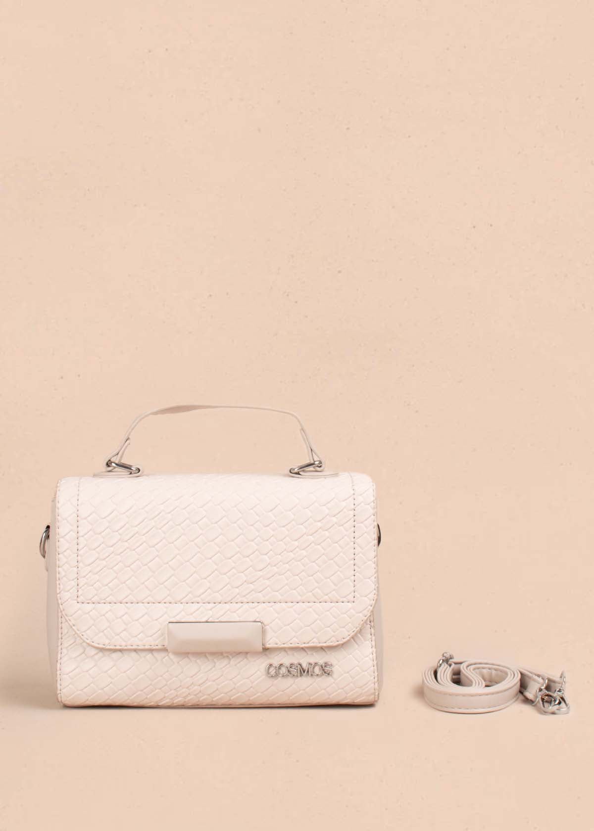 Bolso tipo bandolera color beige con textura croco 105257