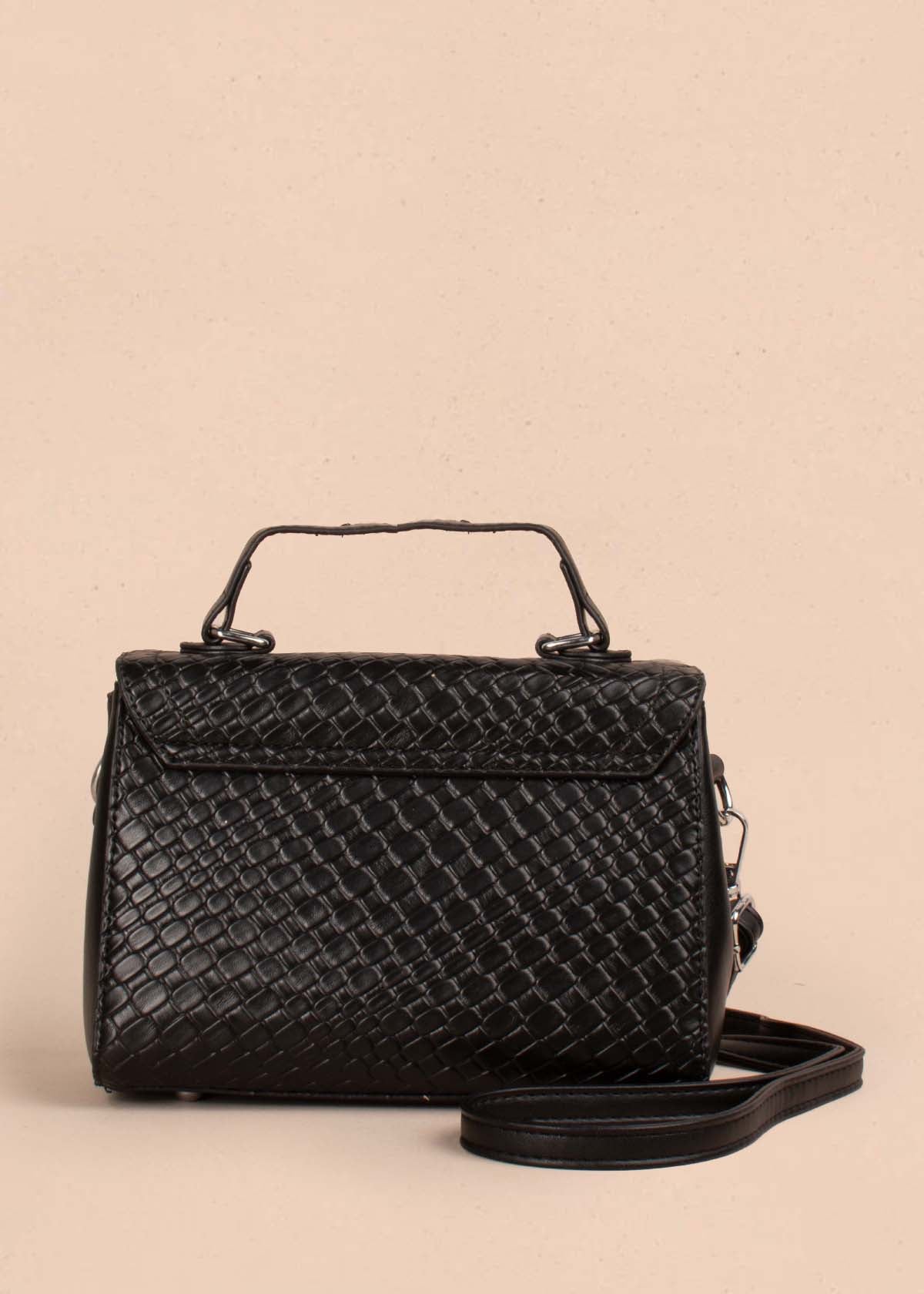 Bolso tipo bandolera color negro con textura croco 105257