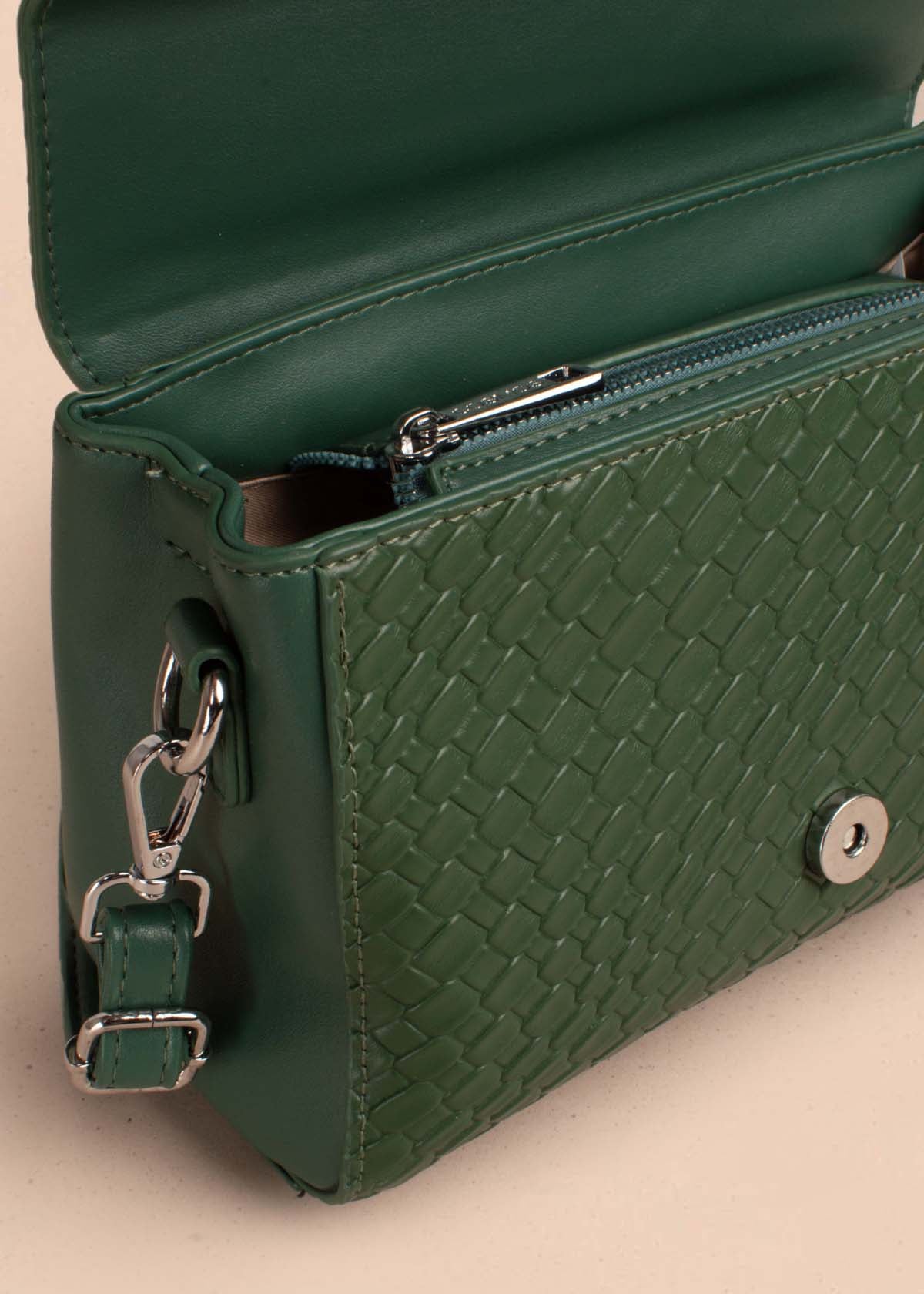 Bolso tipo bandolera color verde con textura croco 105257