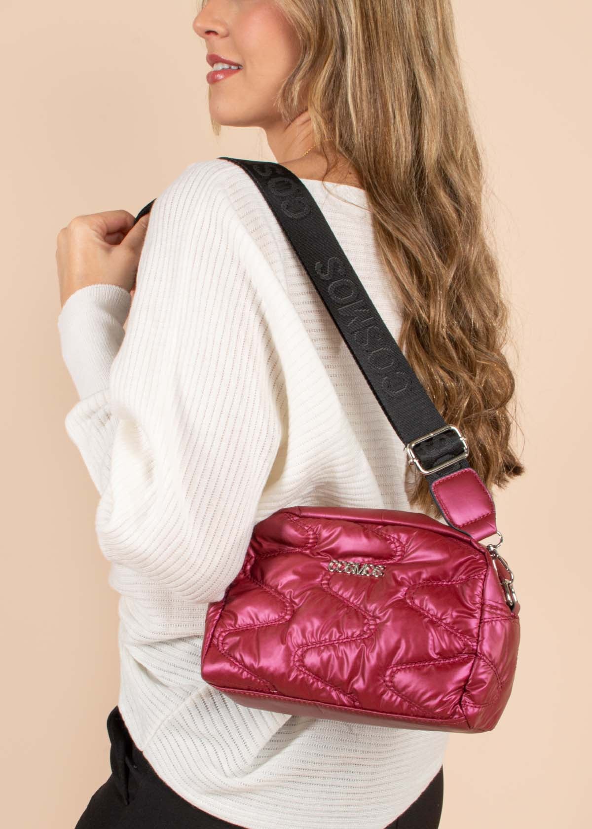 Bolso tipo bandolera color vinotinto con efecto acolchado 105266