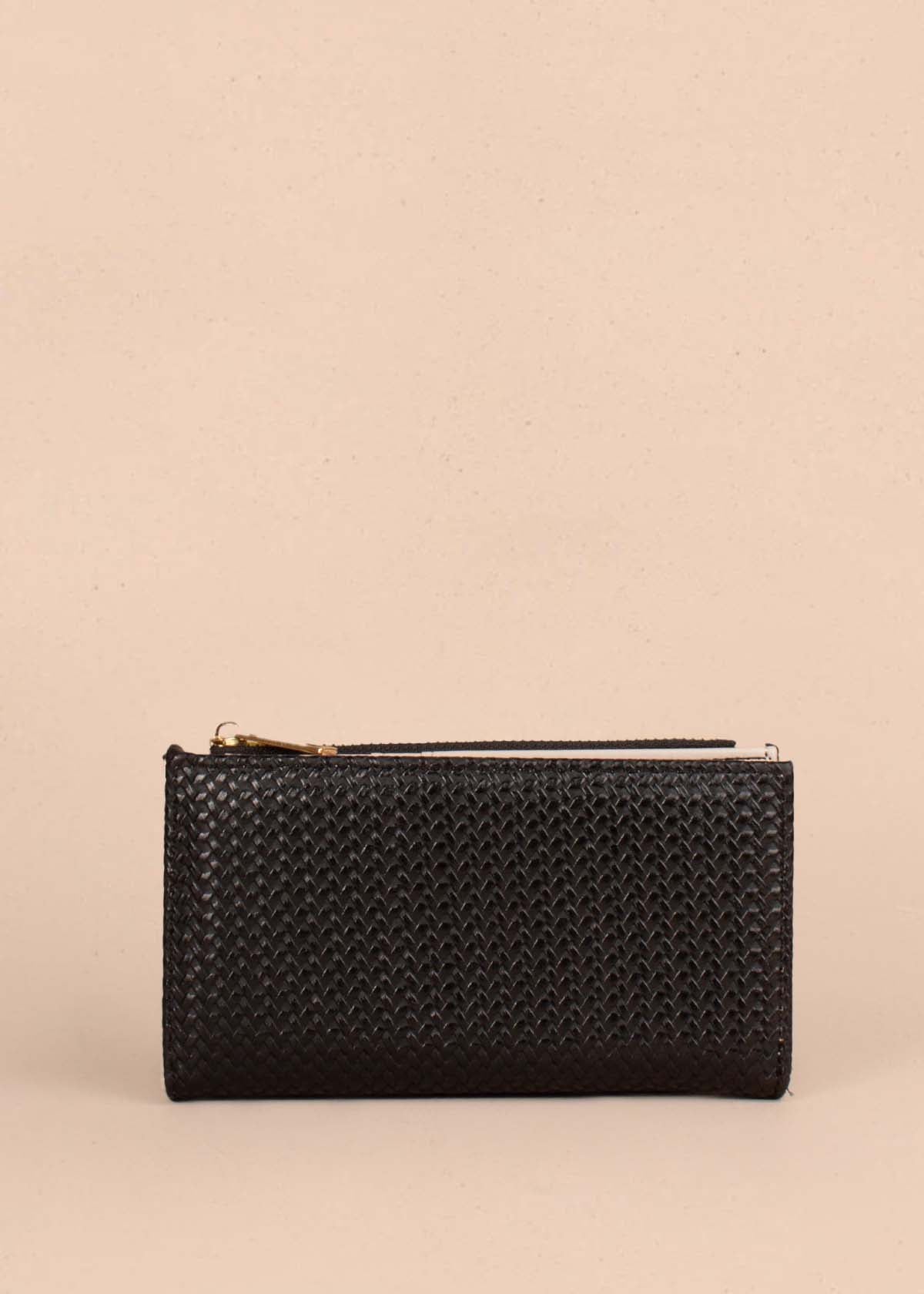 Billetera grande color negro con textura croco 105268