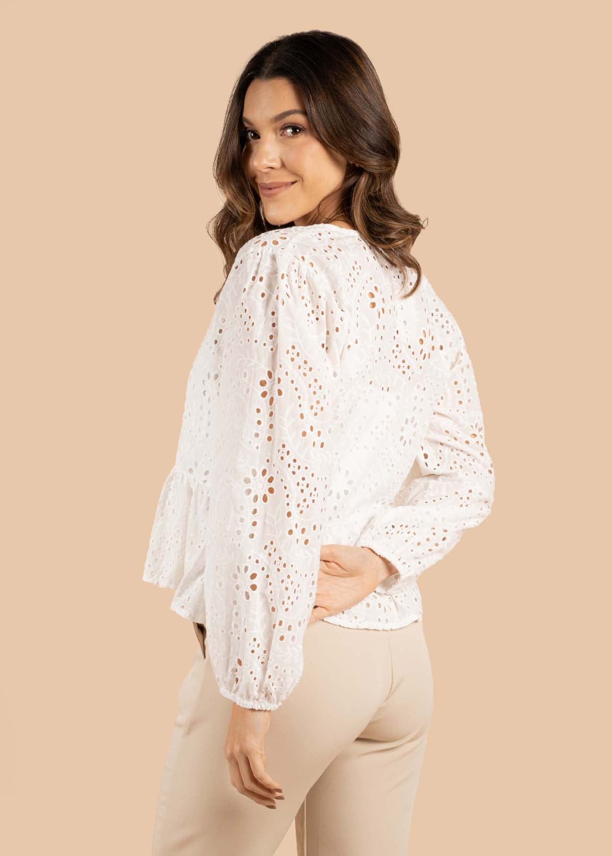 Blusa de ojalillo color marfil 105271