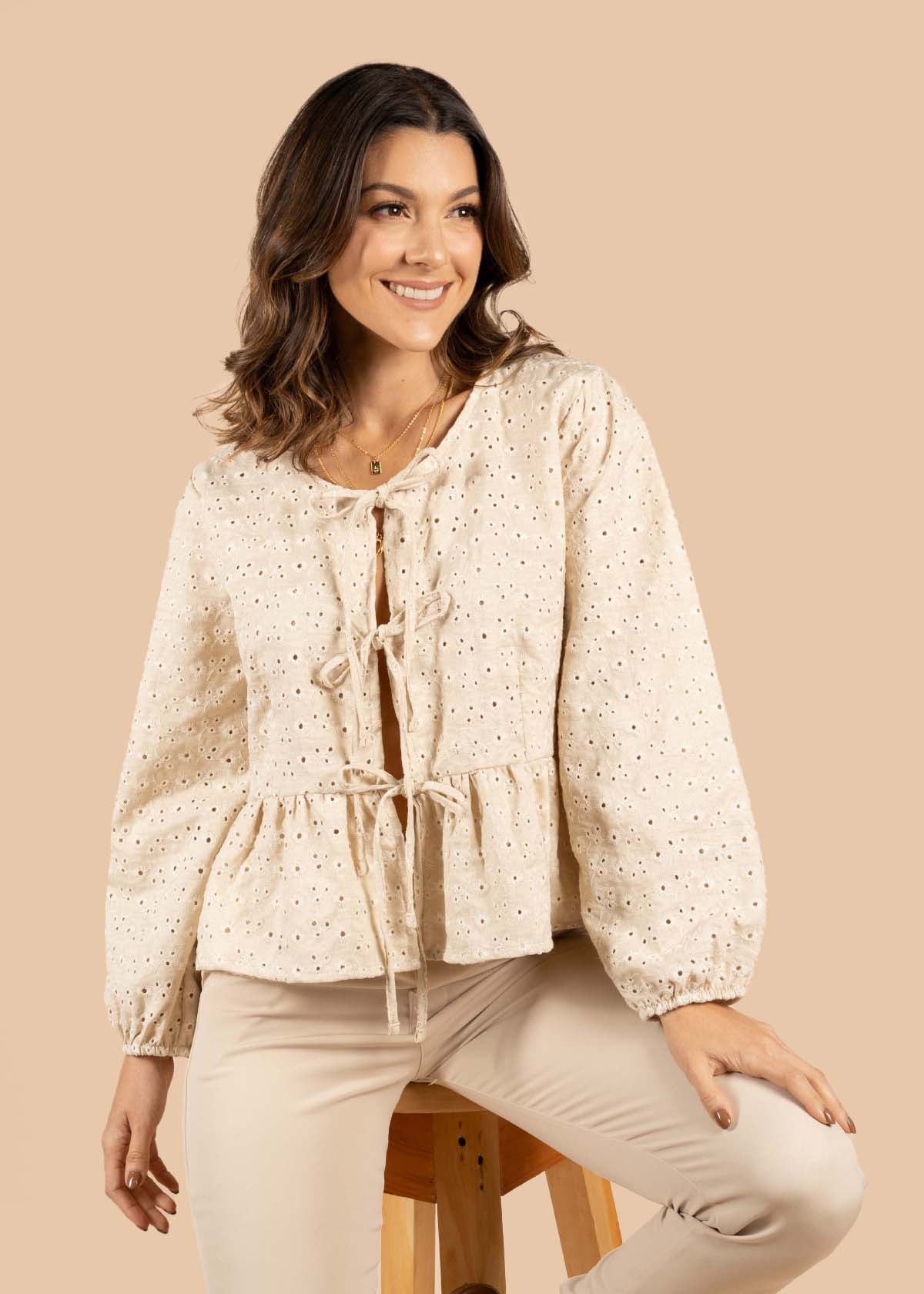 Blusa en ojalillo color camel con moños 105272