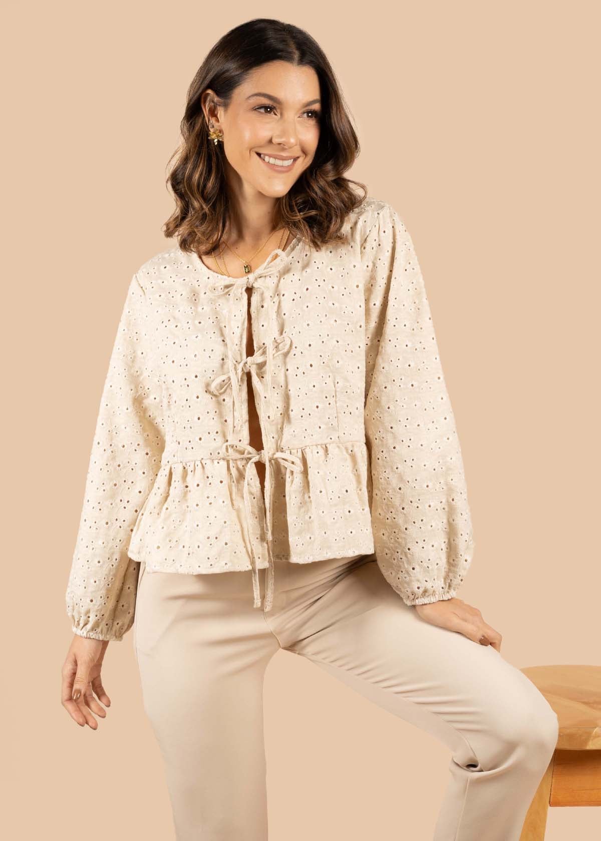 Blusa en ojalillo color camel con moños 105272