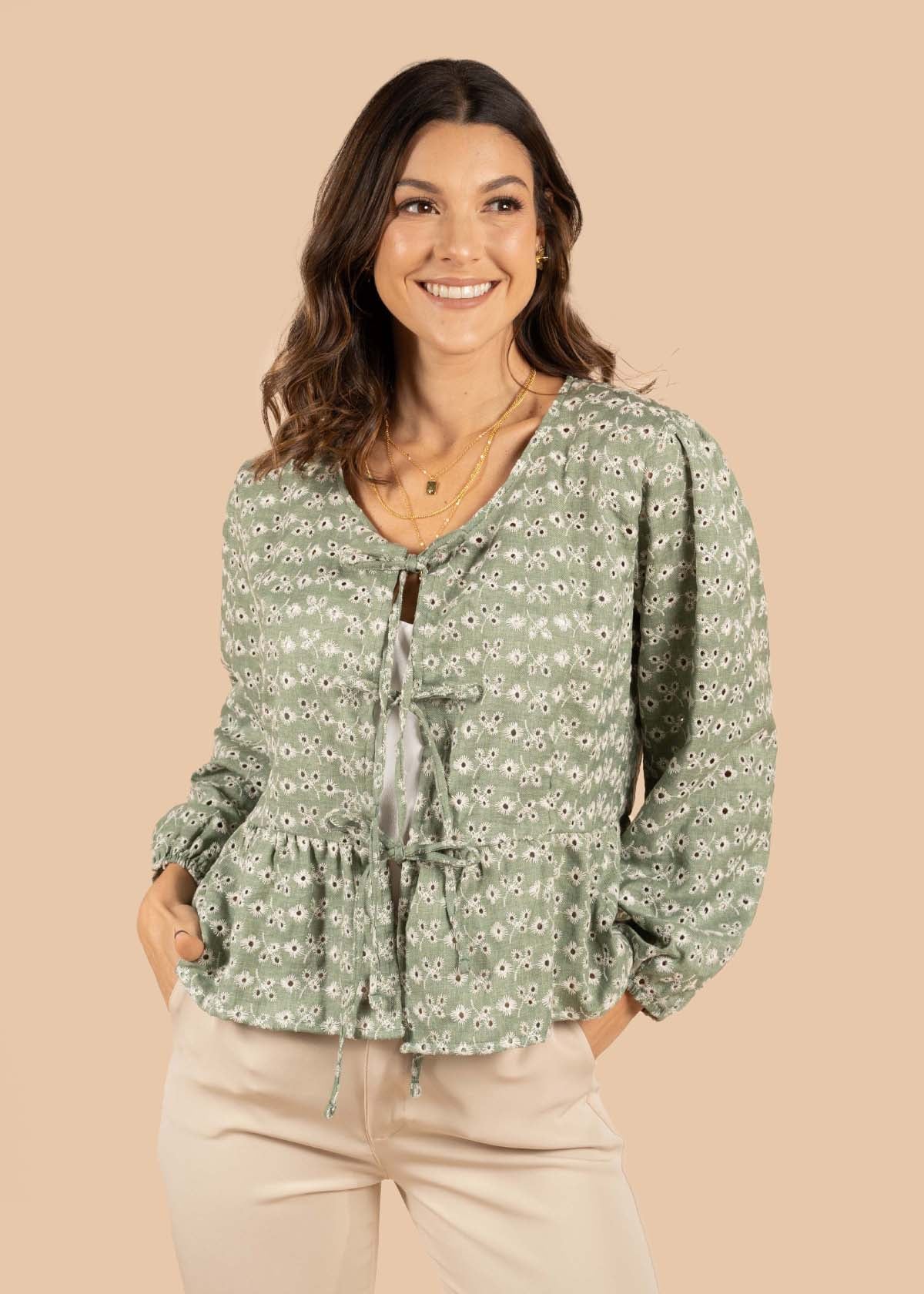 Blusa en ojalillo color verde con moños 105272