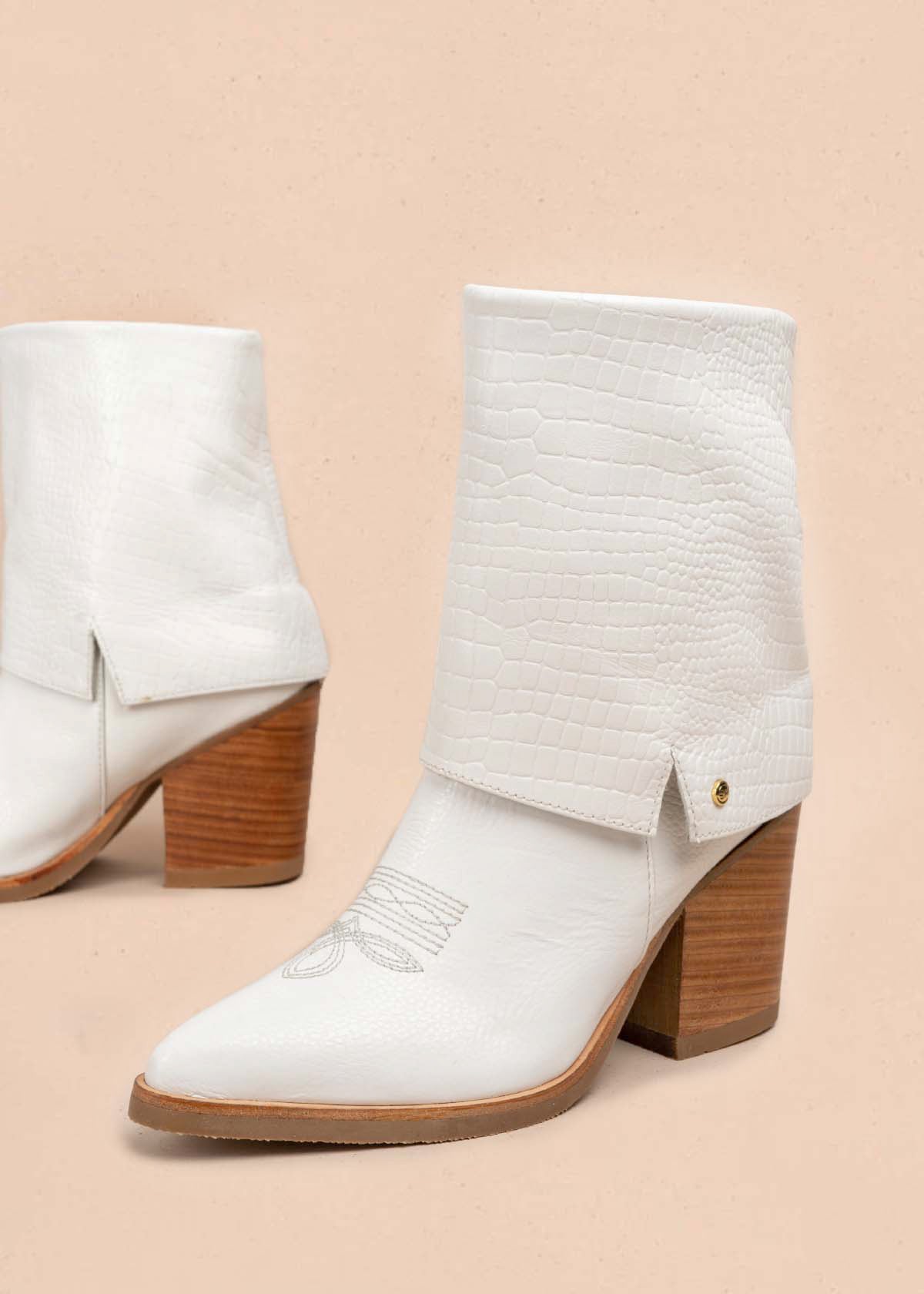 Botas en cuero color blanco con bordado 105277