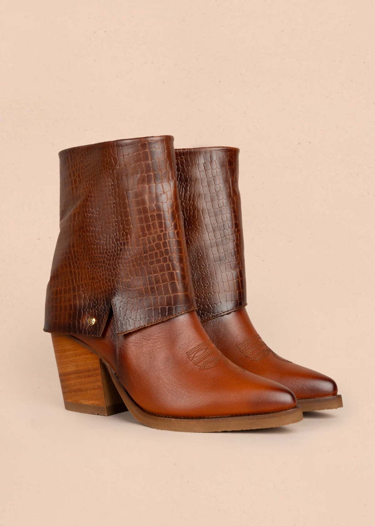Botas en cuero color miel con bordado 105277