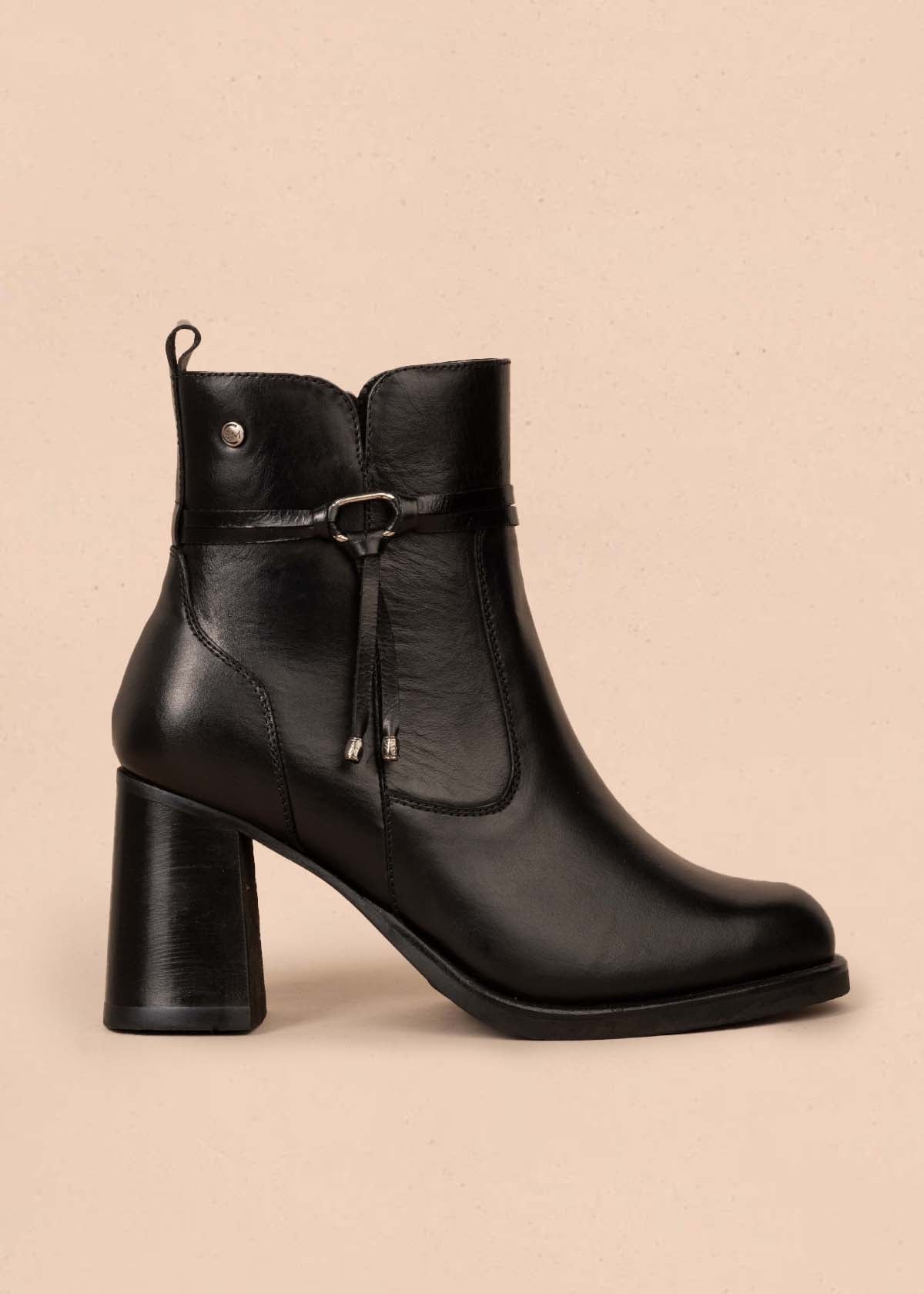 Botines en cuero color negro con cierre lateral 105278