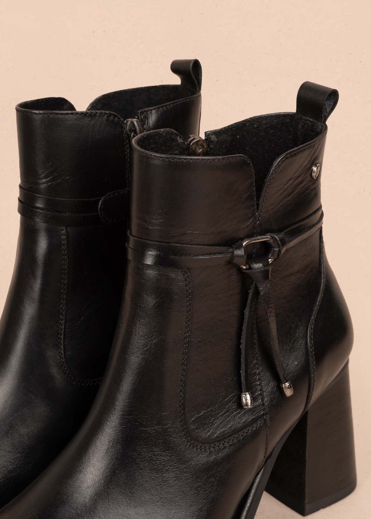 Botines en cuero color negro con cierre lateral 105278