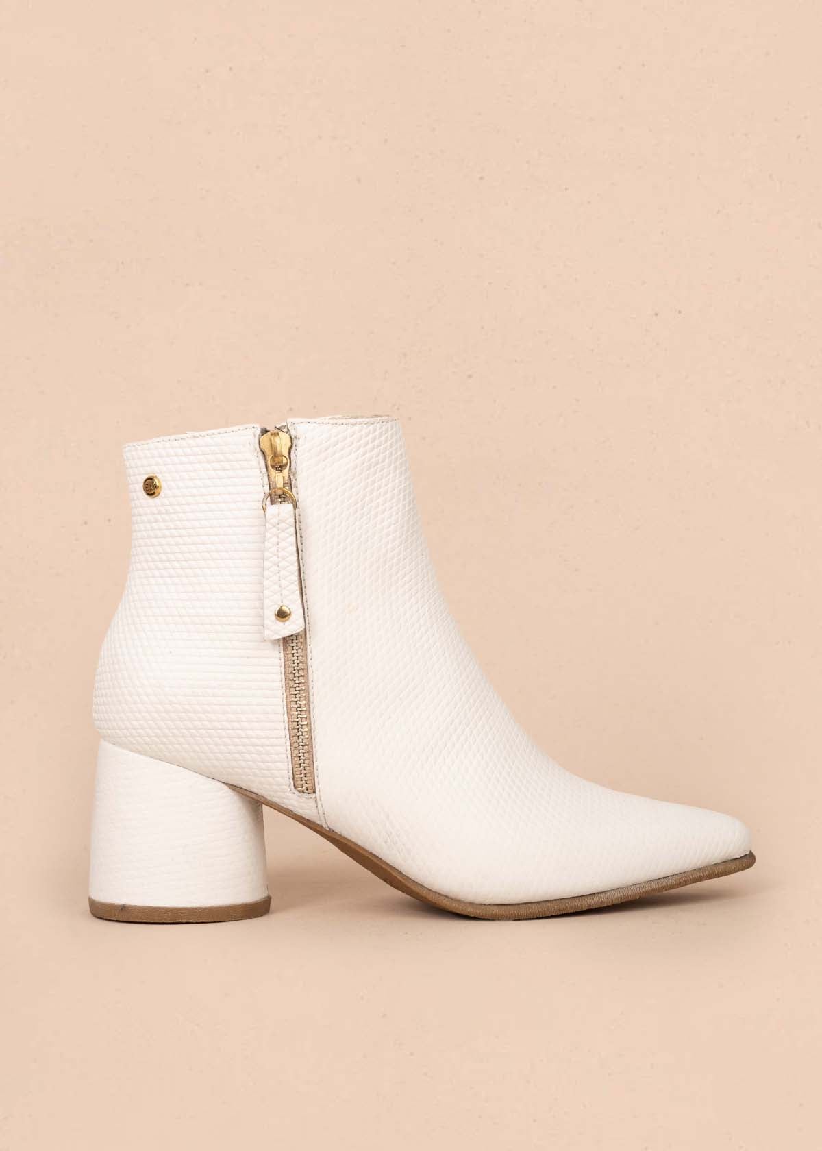 Botines en cuero color blanco con textura croco 105282