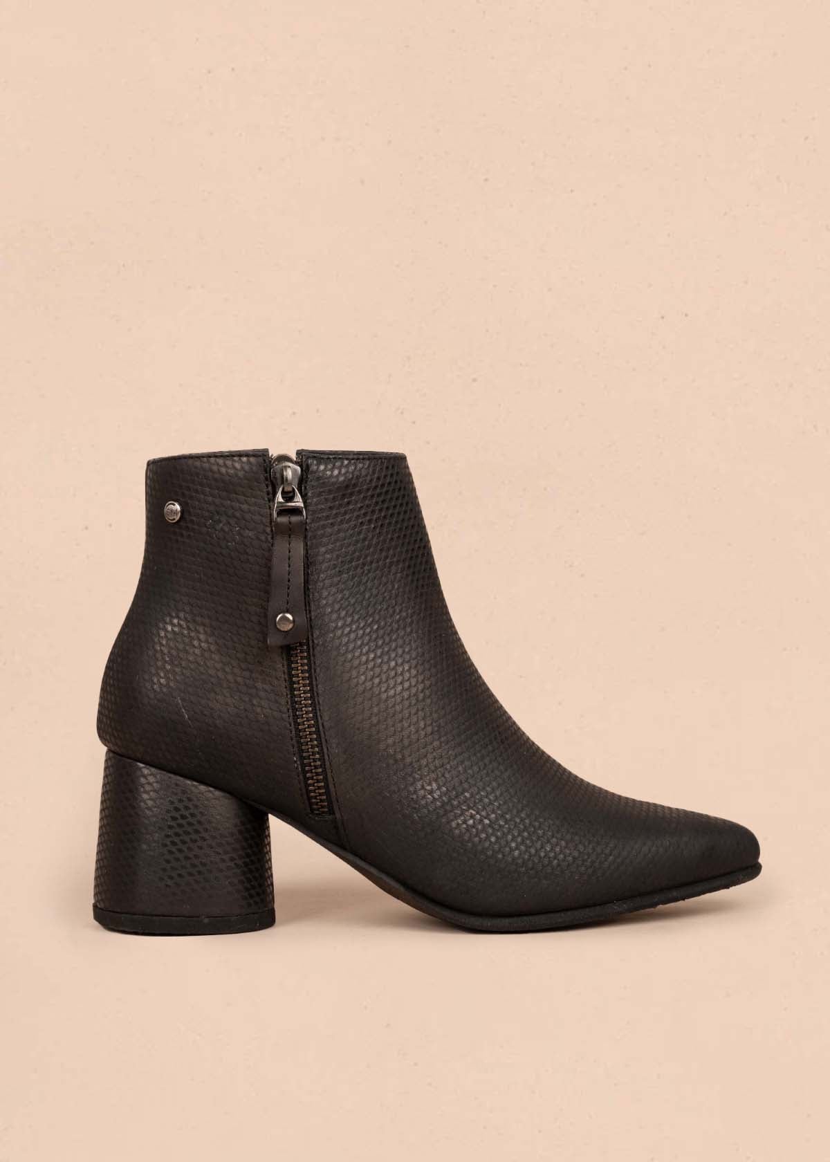 Botines en cuero color negro con textura croco 105282