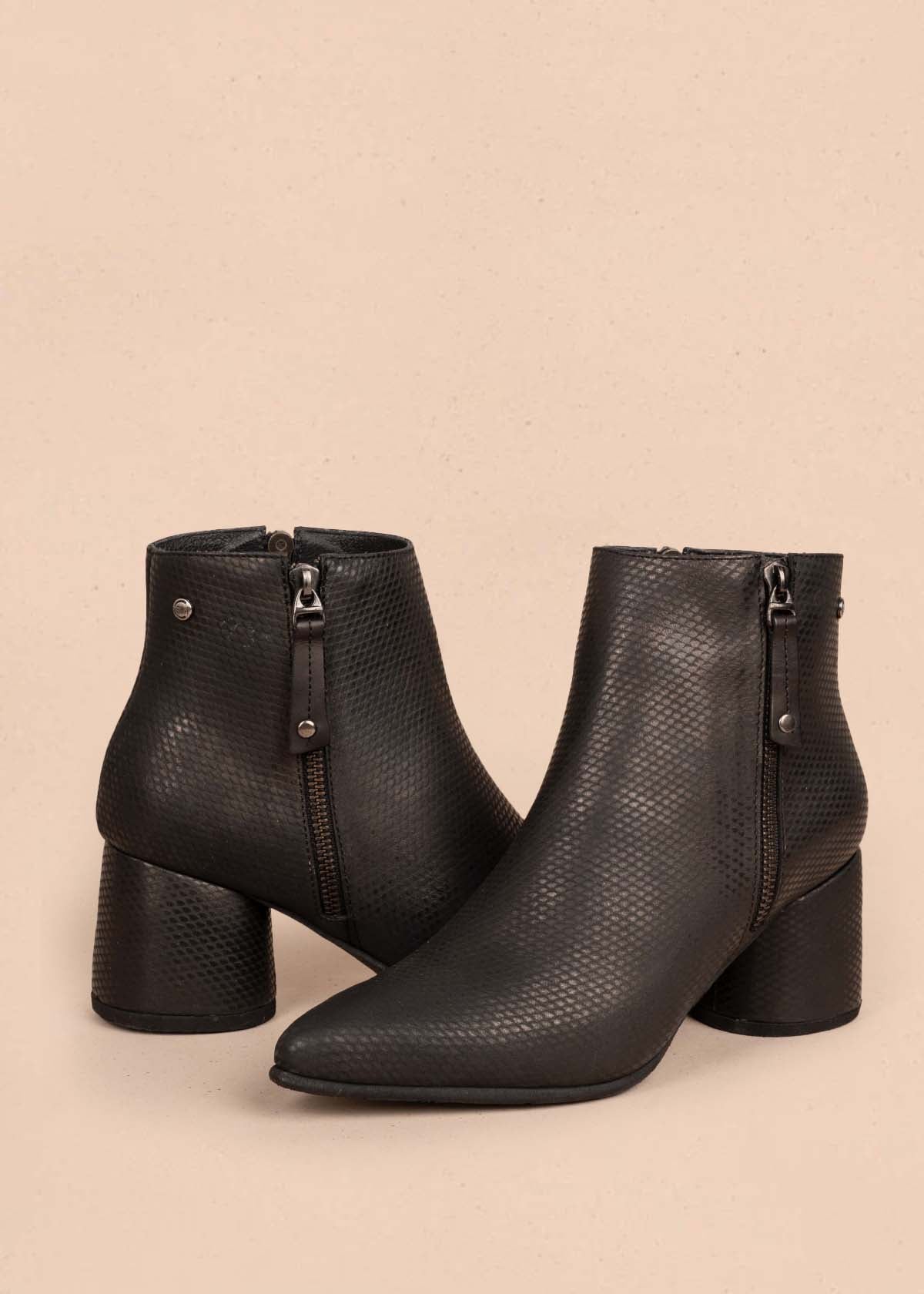 Botines en cuero color negro con textura croco 105282