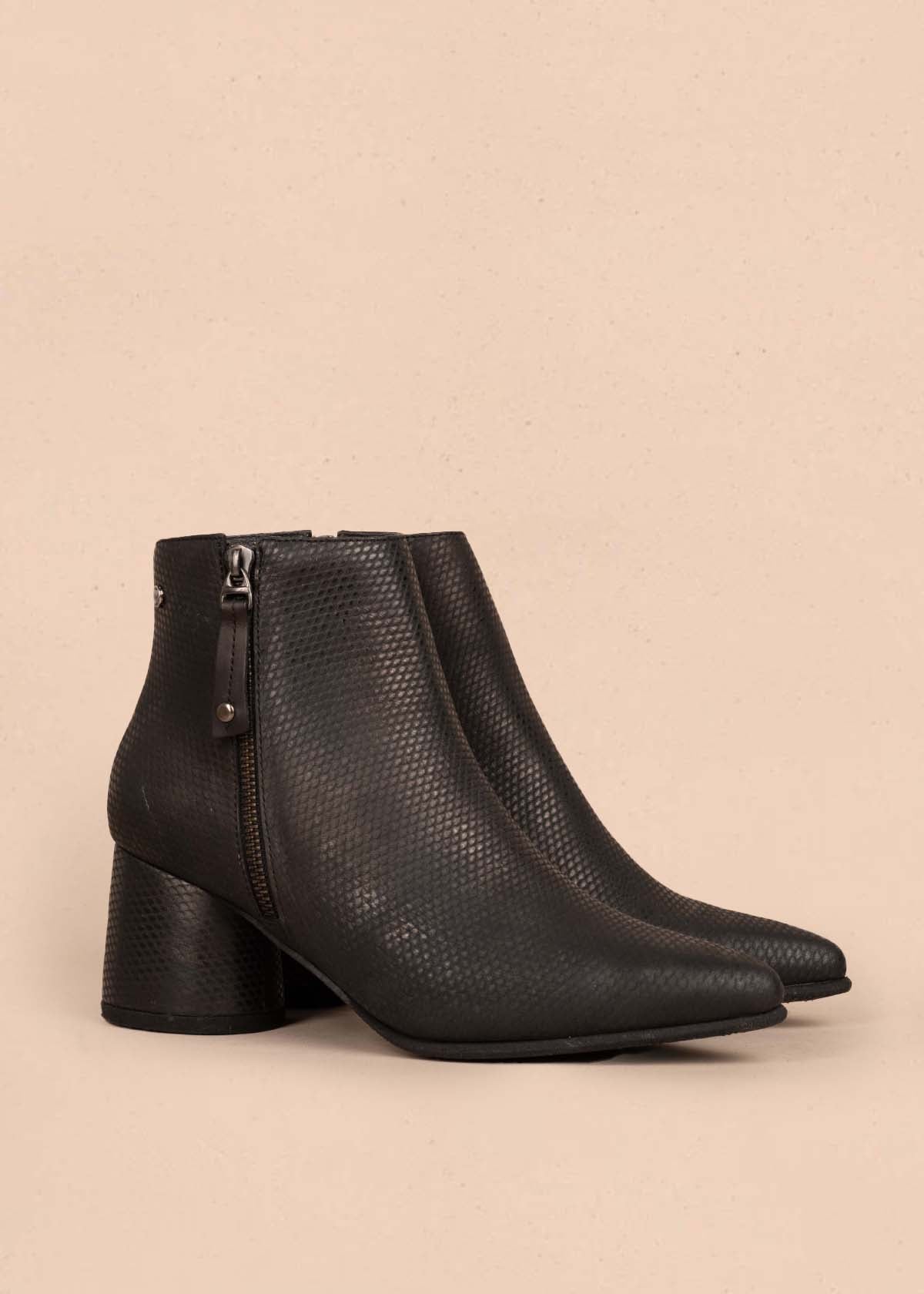 Botines en cuero color negro con textura croco 105282