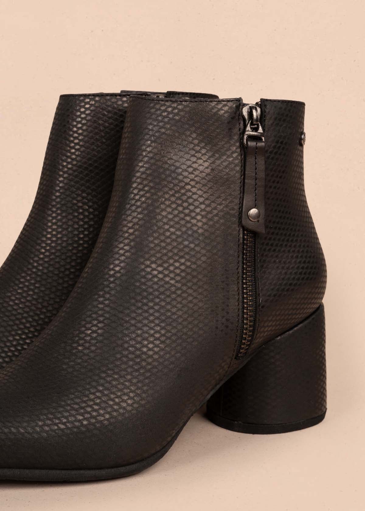 Botines en cuero color negro con textura croco 105282