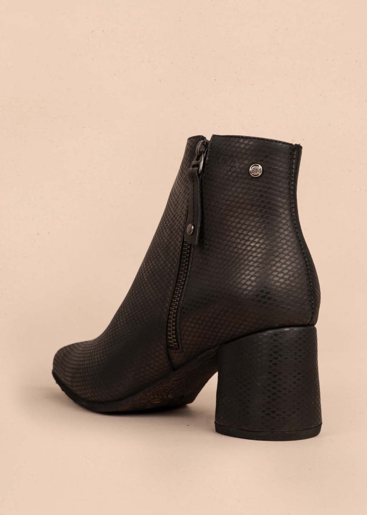 Botines en cuero color negro con textura croco 105282