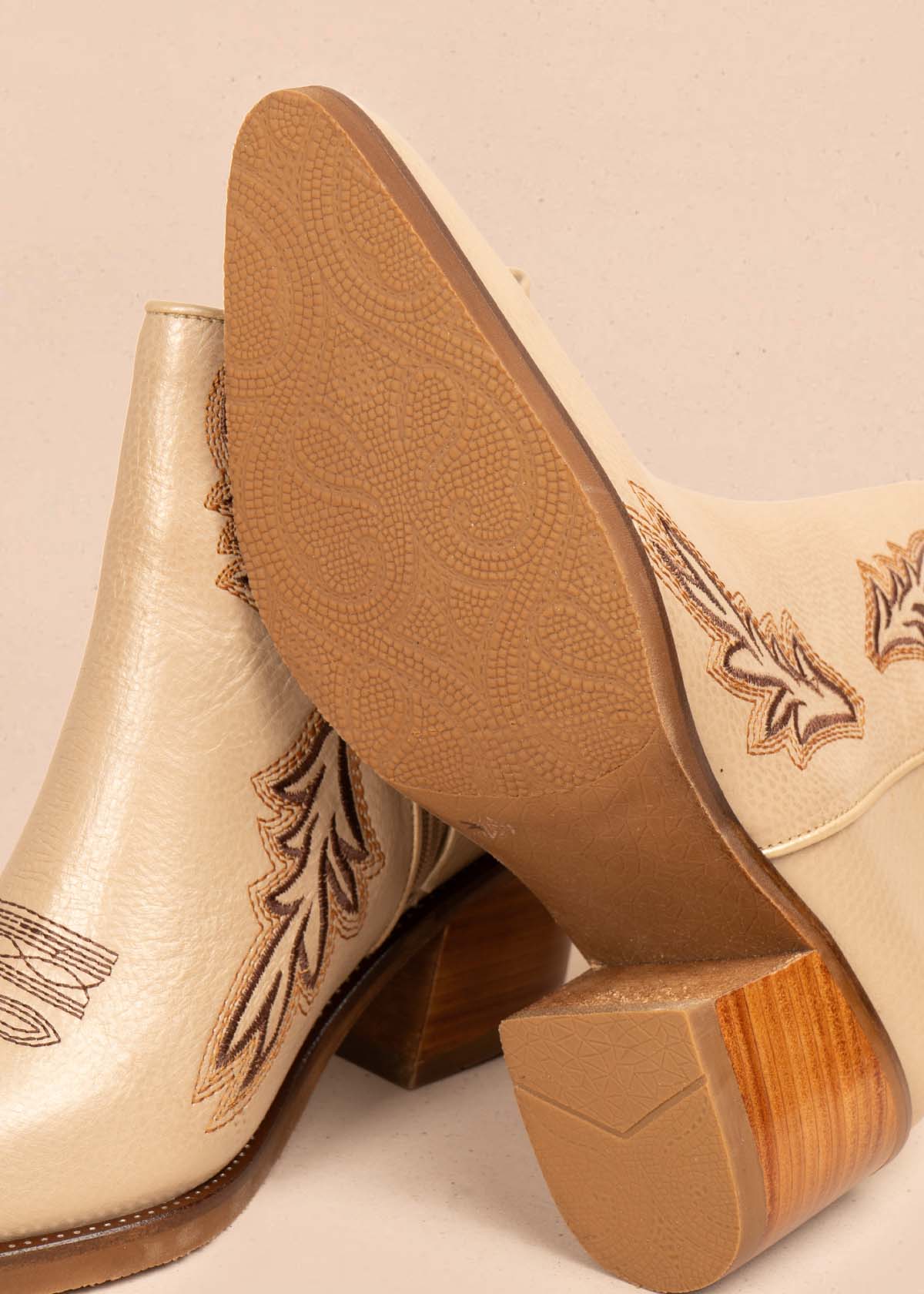 Botines en cuero color taupe con bordado 105283