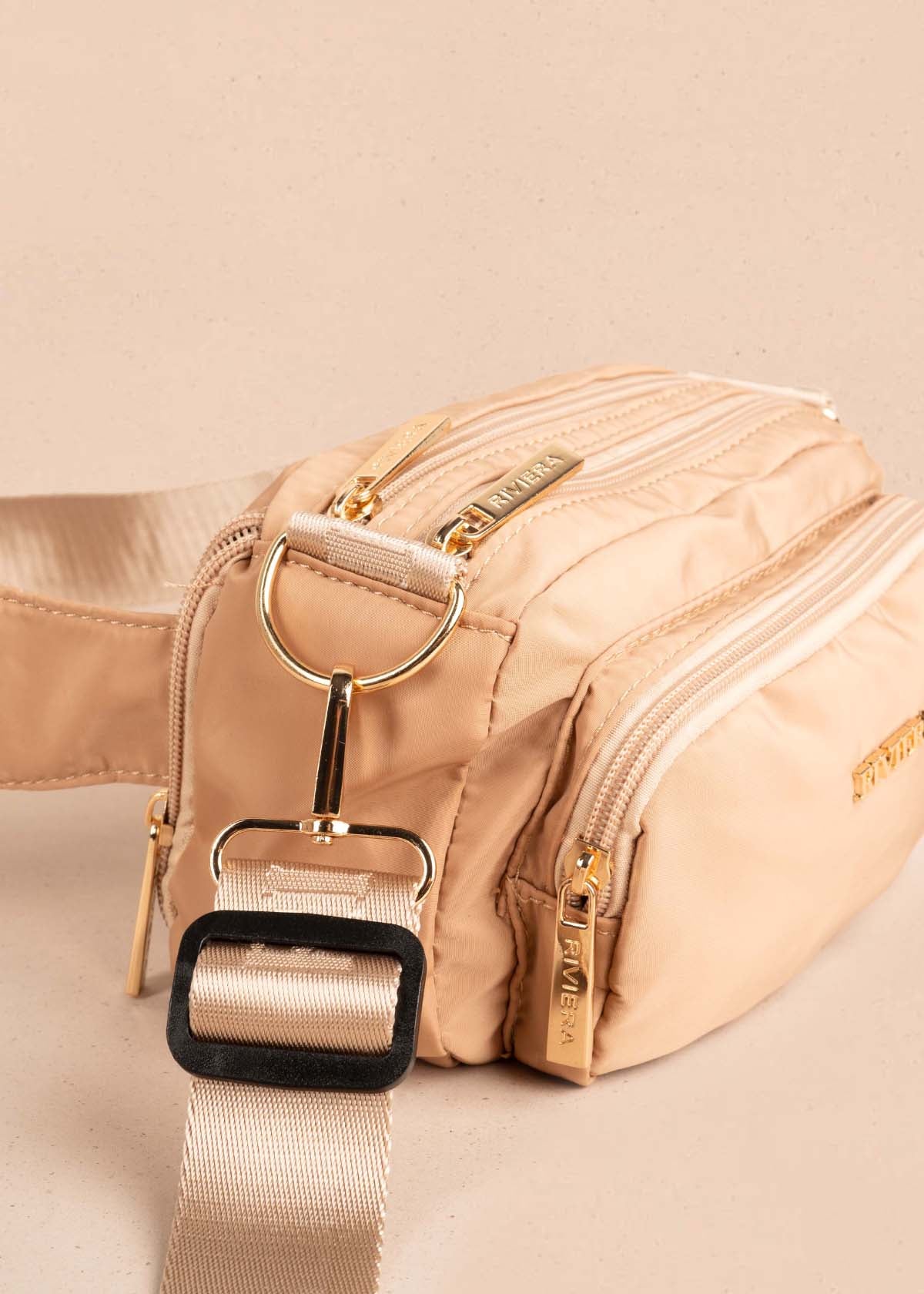 Bolso tipo bandolera color beige con bolsillo frontal 105289