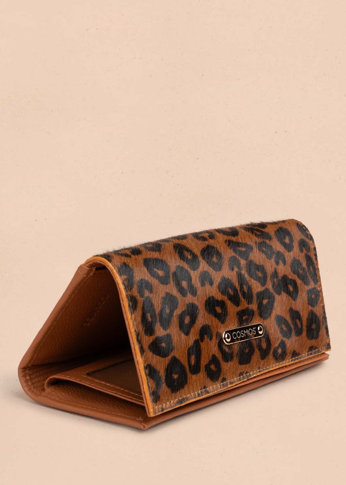 Billetera en cuero animal print color tabaco 105320