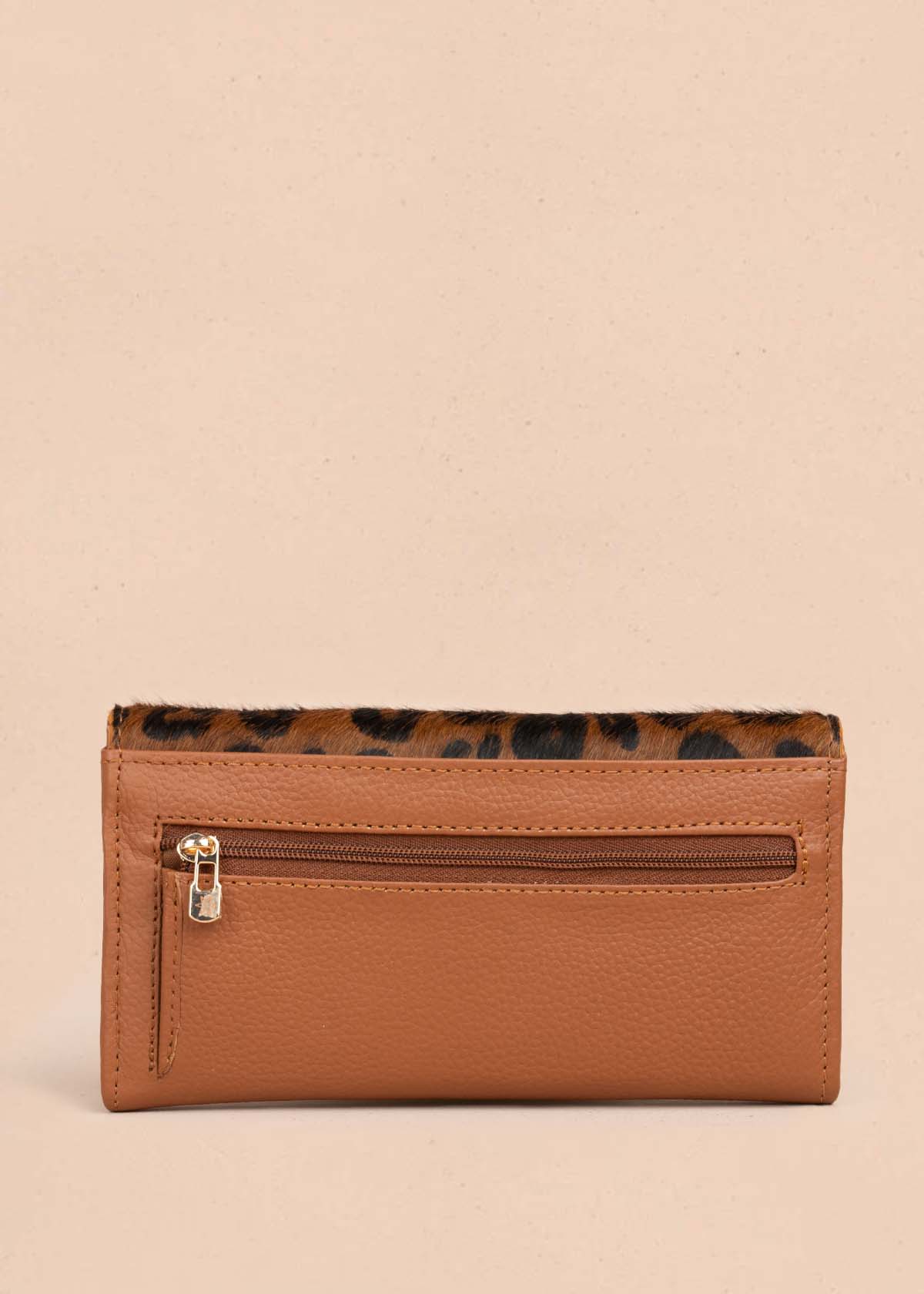 Billetera en cuero animal print color tabaco 105320