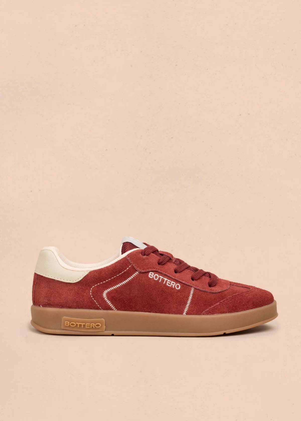 Tenis casuales en cuero color vinotinto 105330