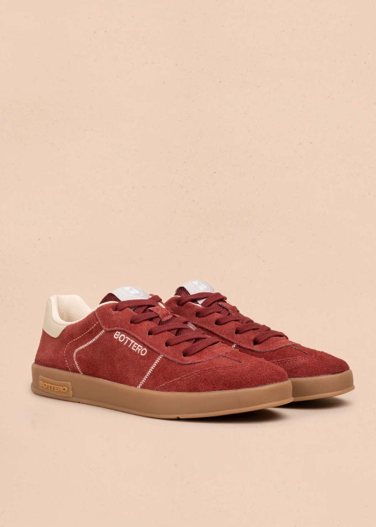 Tenis casuales en cuero color vinotinto 105330