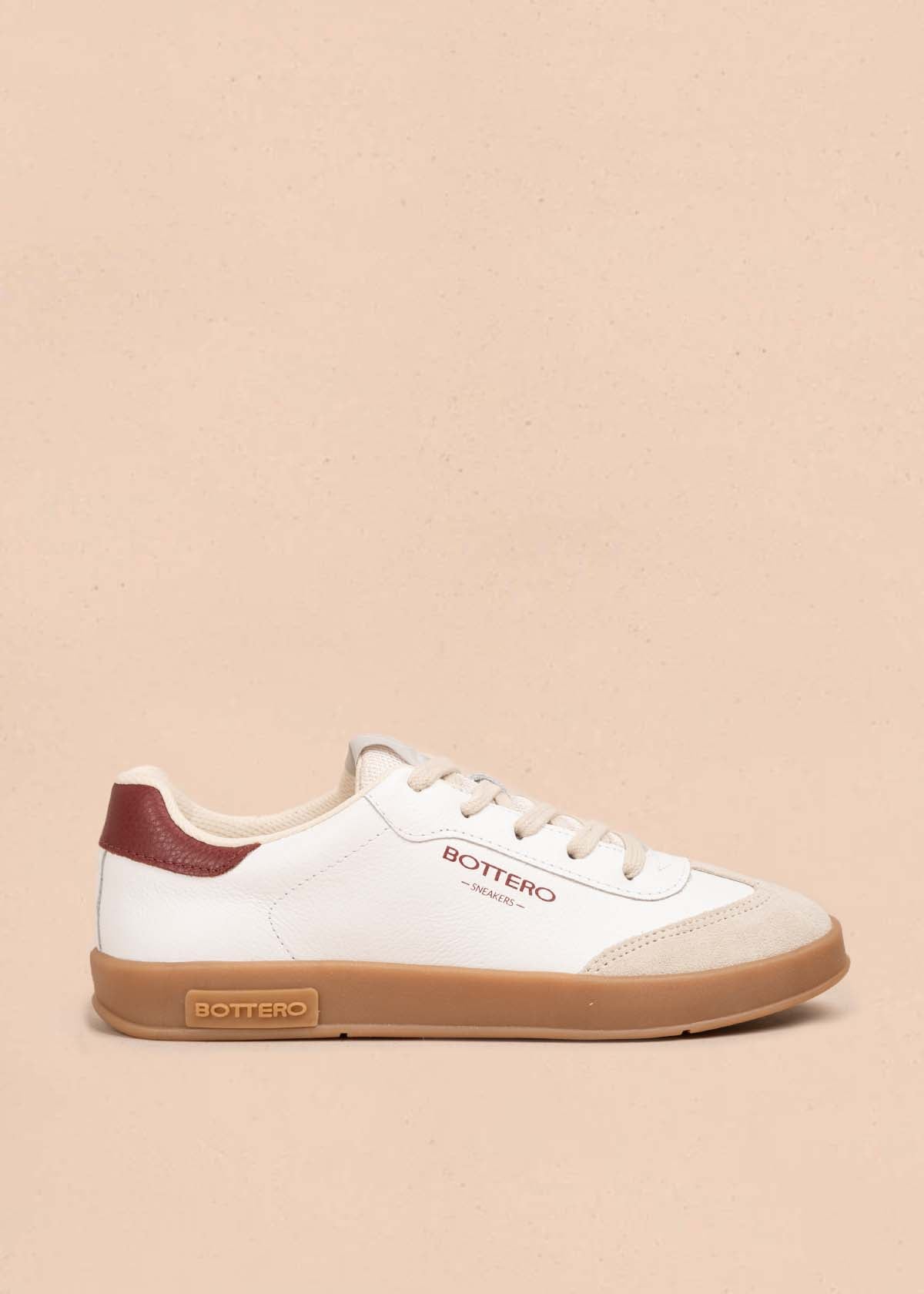 Tenis casuales en cuero color blanco con vinotinto 105331