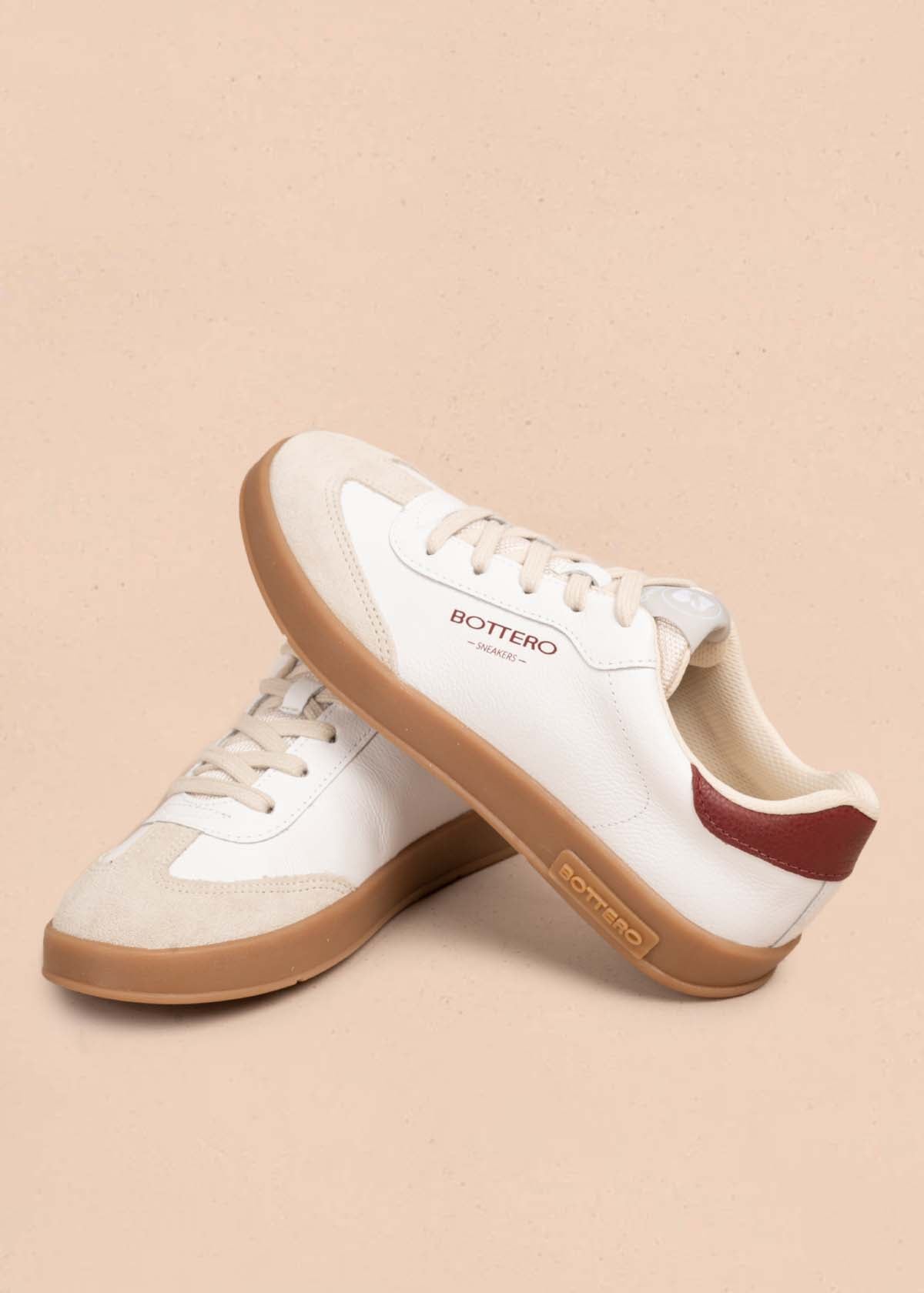 Tenis casuales en cuero color blanco con vinotinto 105331
