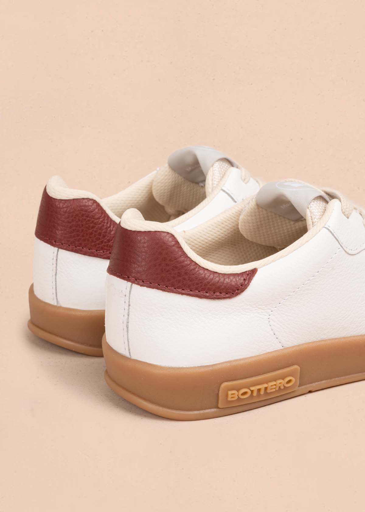 Tenis casuales en cuero color blanco con vinotinto 105331