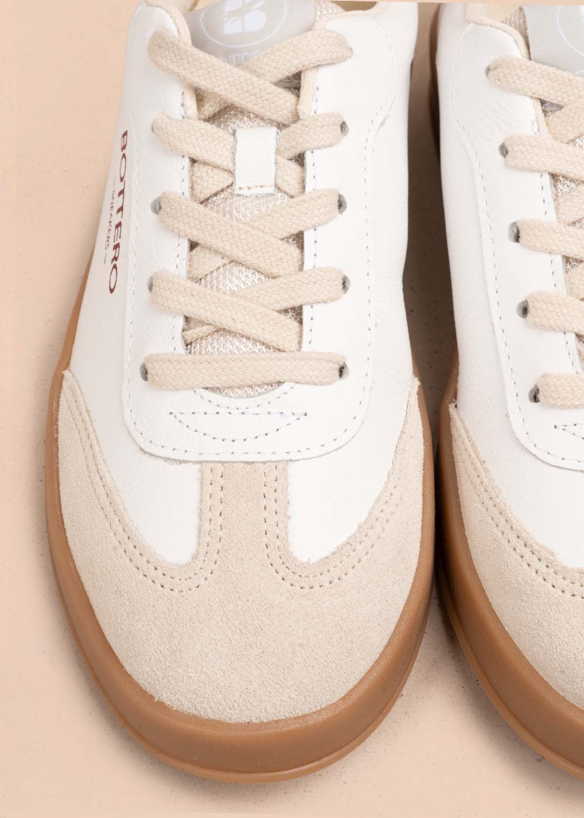 Tenis casuales en cuero color blanco con vinotinto 105331