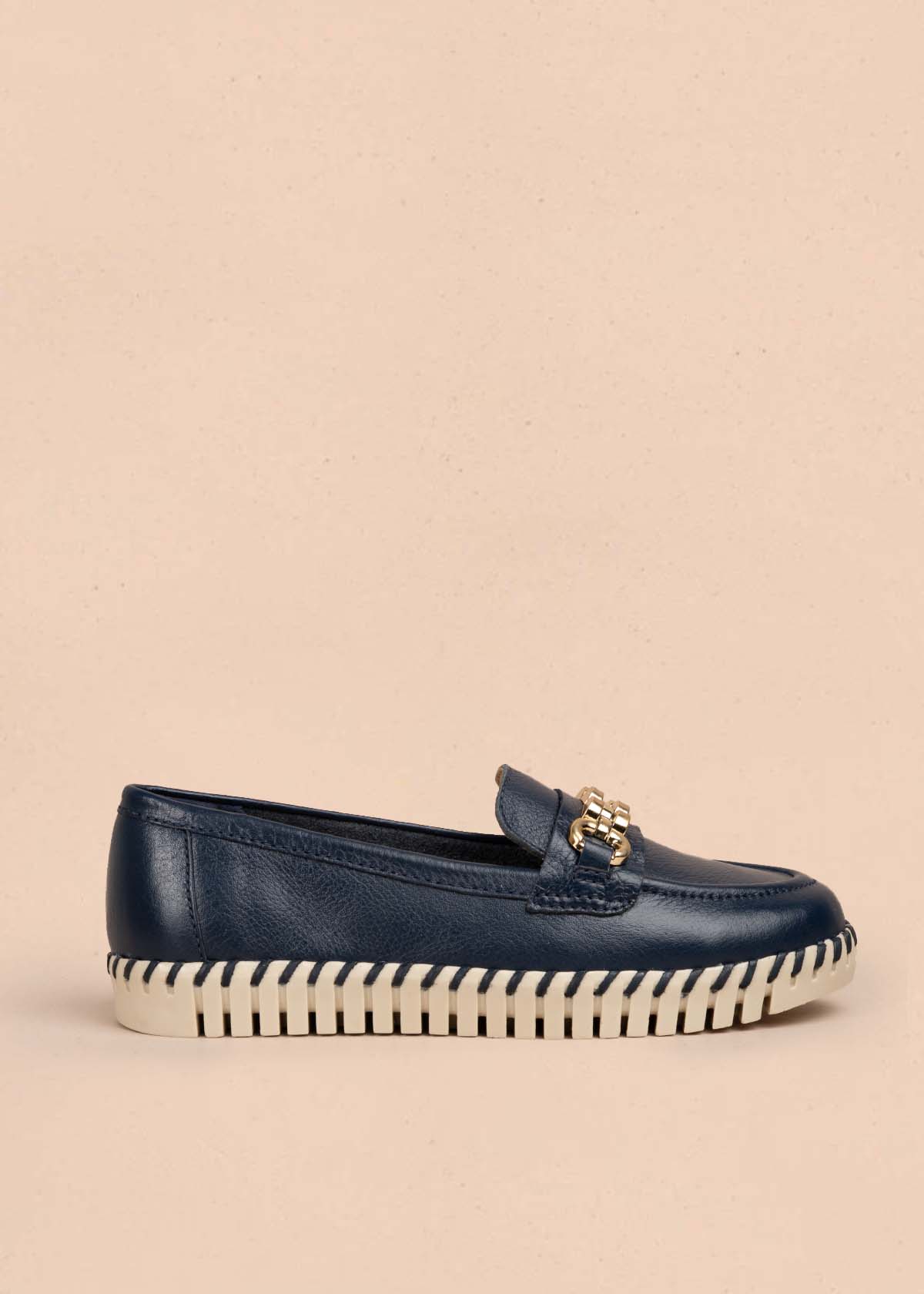 Mocasines en cuero color azul con herraje dorado 105333